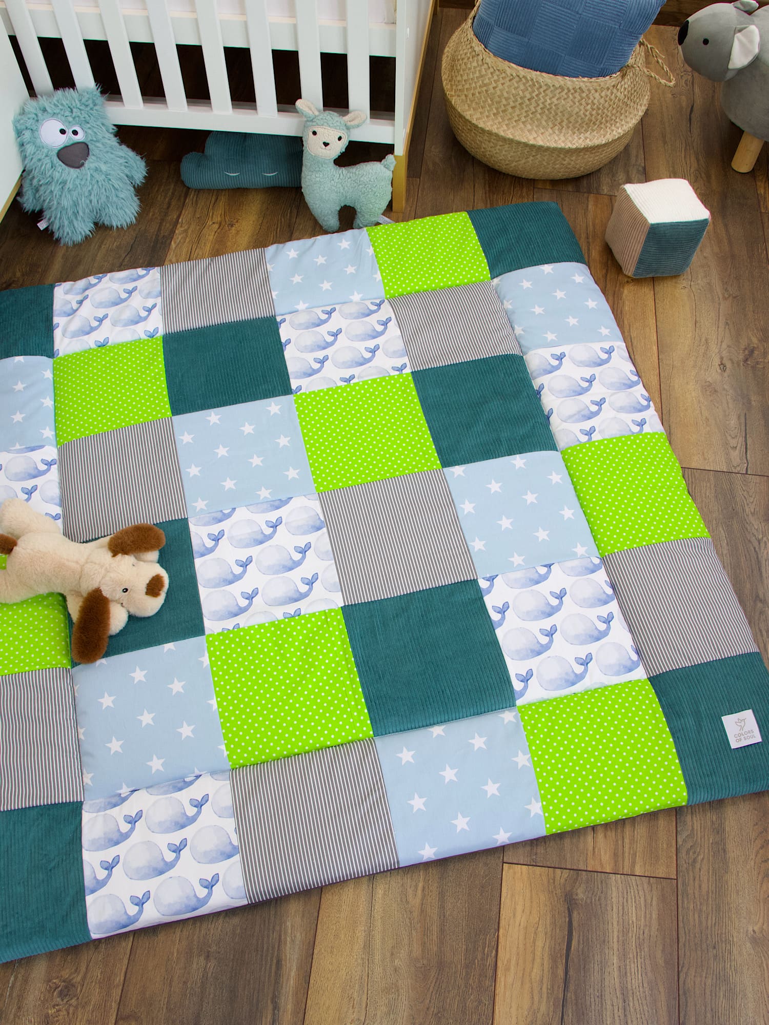 Personalisierte Krabbeldecke Baby - blaue Wale Aquarell / Kord petrol / hellblau