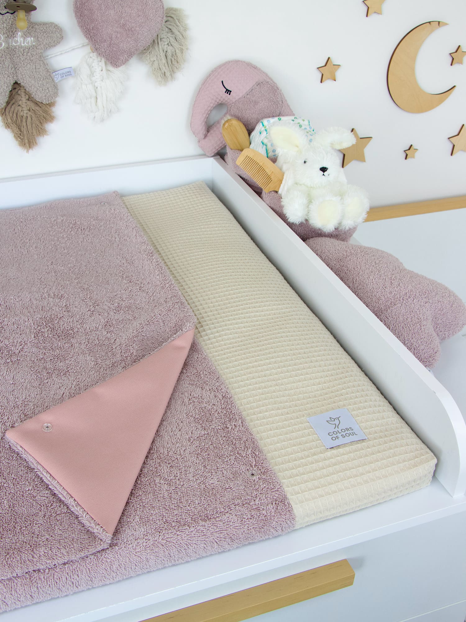 Babyzimmer-Deko mit Wickelauflage in Light Sand & Altrosa