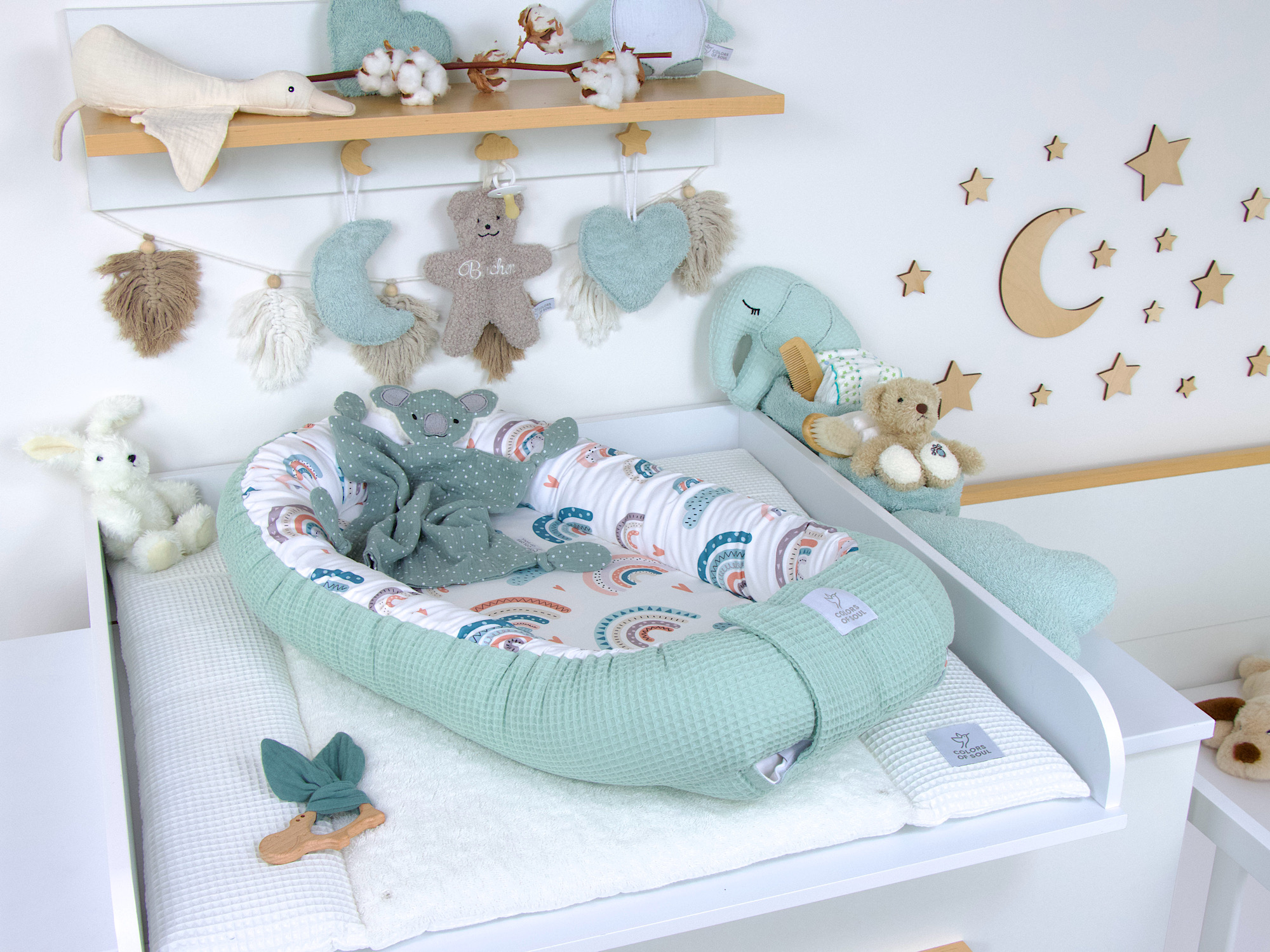Babynestchen für das Kinderzimmer – pastell Regenbogen und Herzen / Waffelpique pastellmint