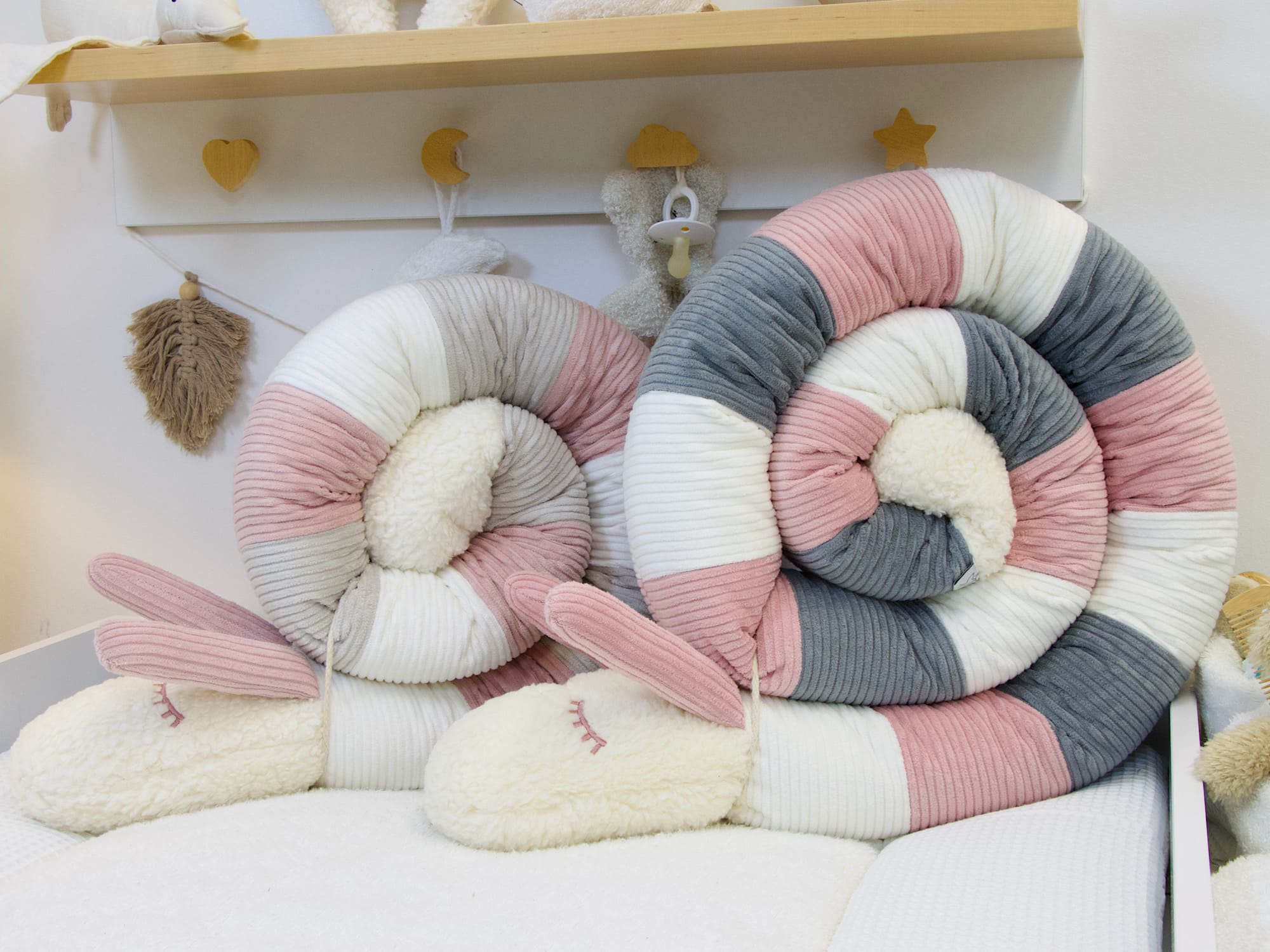 Bettschnecke aus Cord in Creme, Altrosa und Grau im Babybett