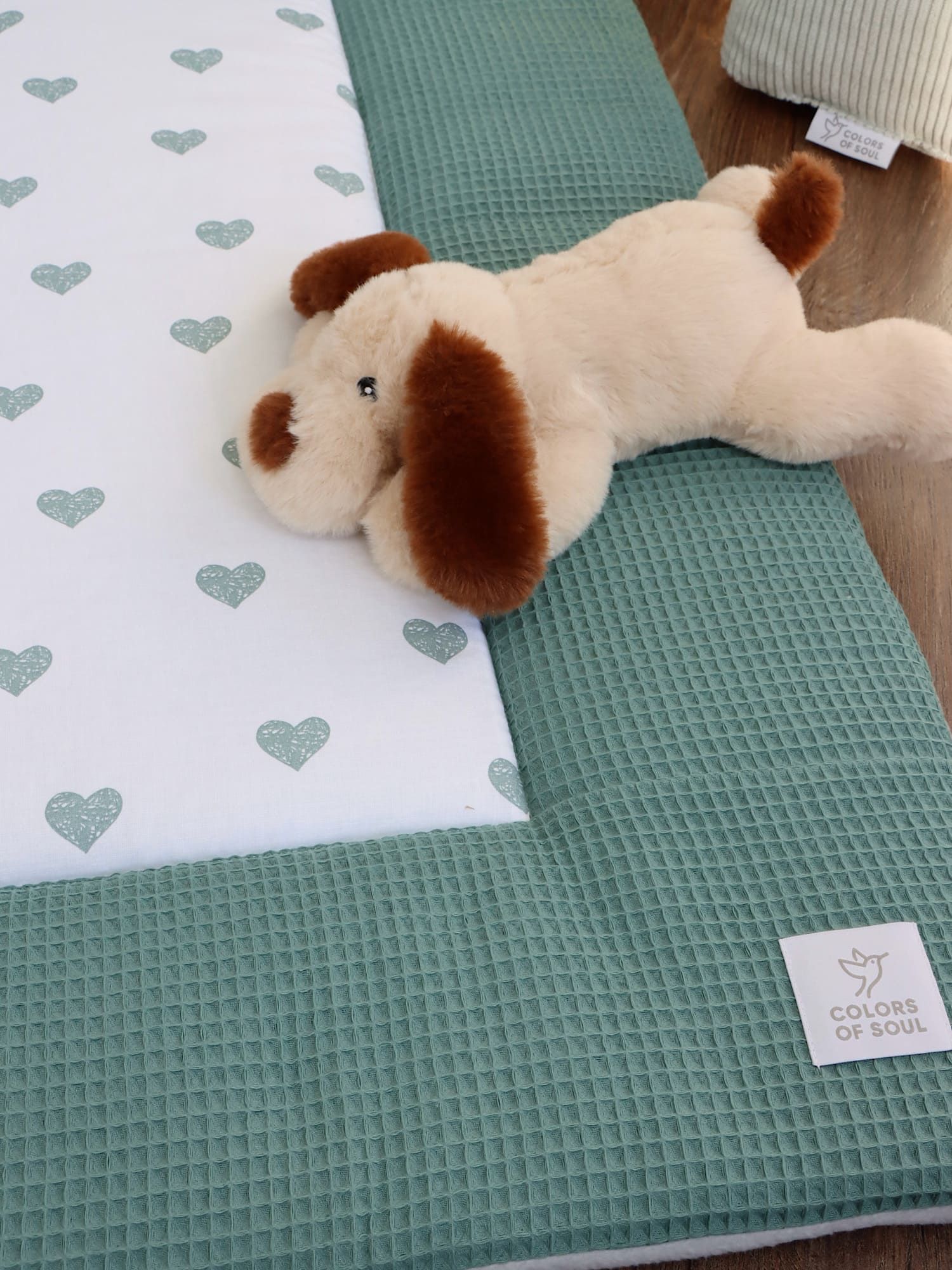 Personalisierte Krabbeldecke – mit Namen und Datum – Herzen altgrün / Waffelpique altgrün – schöne Ergänzung fürs Babyzimmer