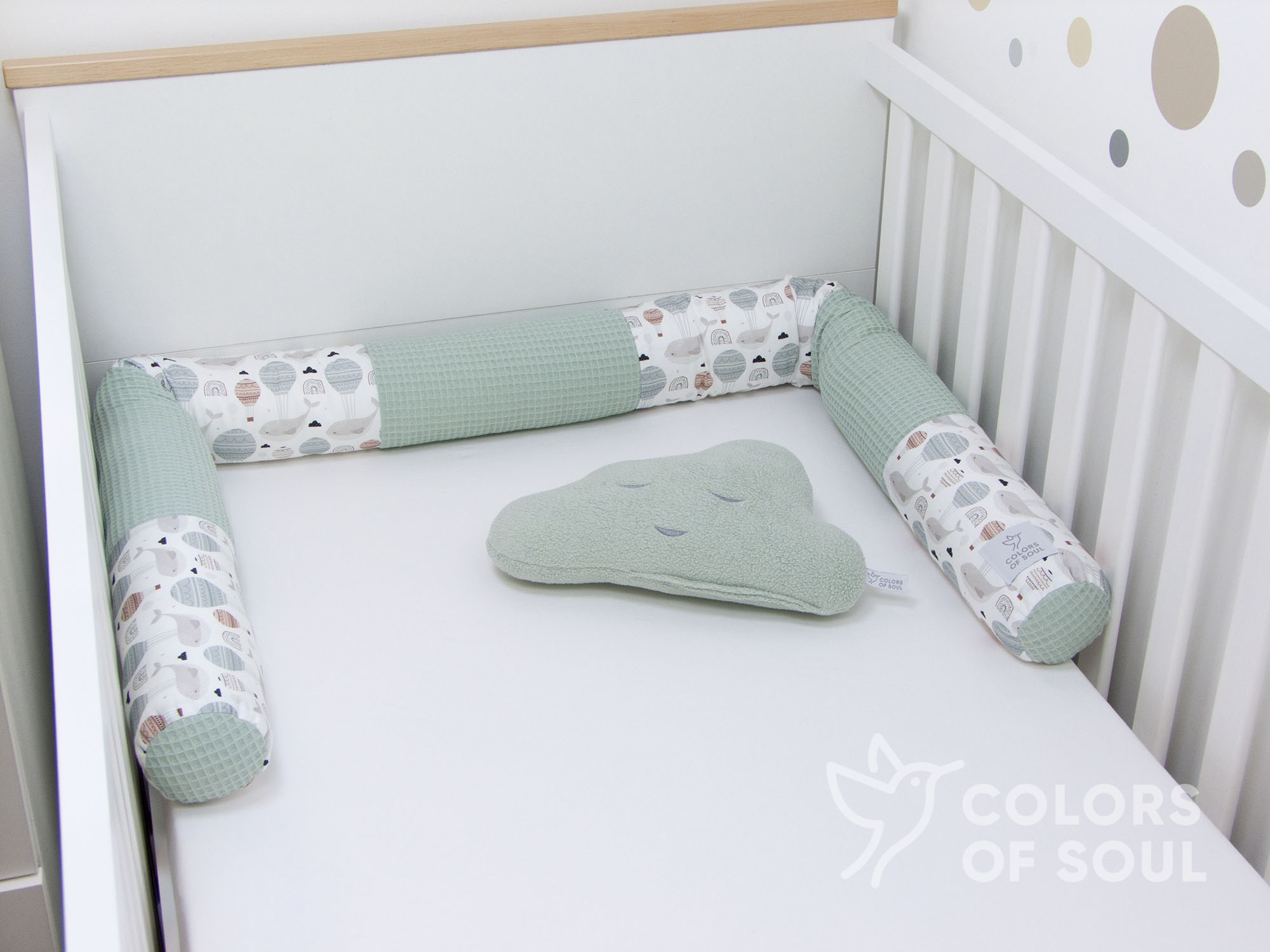 Bettschlange schlafende Wale und Luftballons / Waffelpique hellmint für das Babyzimmer