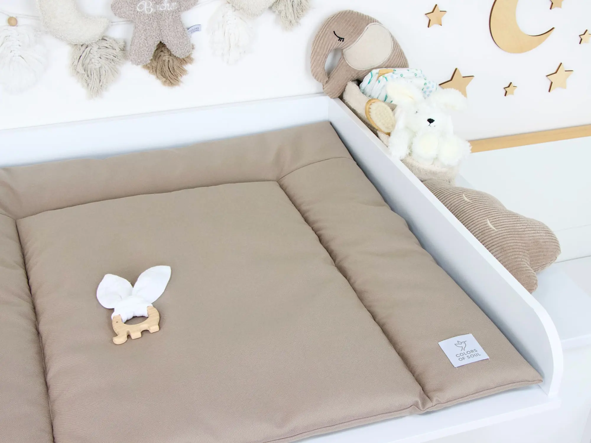 Wickelauflage Taupe auf Wickelkommode - zeitloses Design passt perfekt in jedes Kinderzimmer und zu jedem Einrichtungsstil