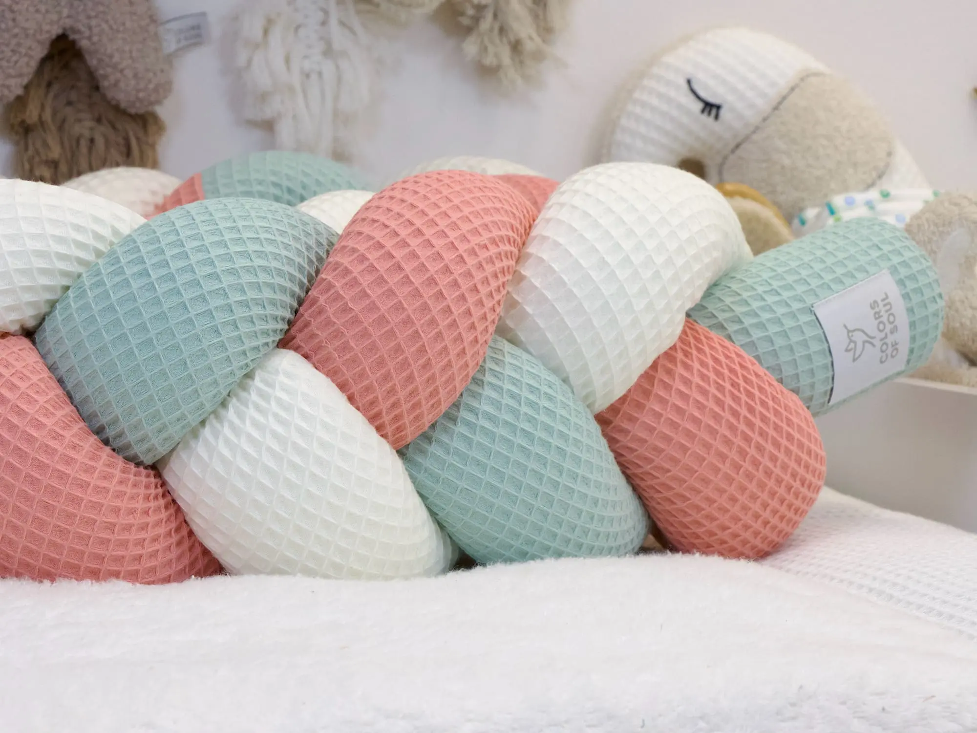 Waffelpique Bettschlange Creme Blush Hellmint Detailaufnahme mit weicher Struktur