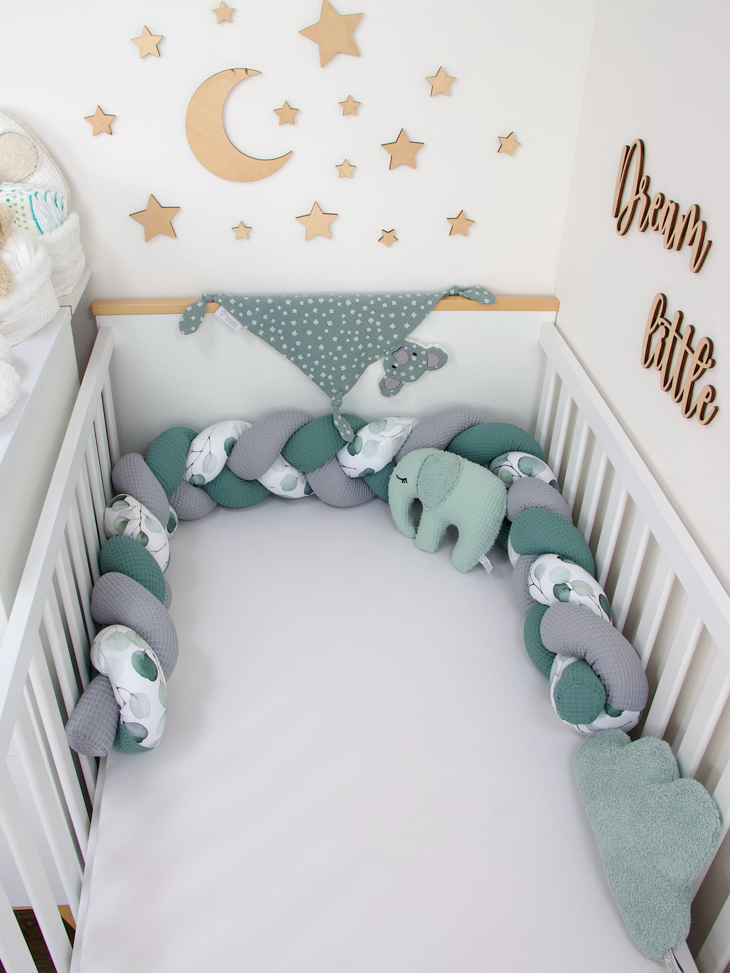 Boho Babyzimmer mit Bettschlange Altgrün Grau & Eukalyptus-Aquarell – handgefertigt von Colors of Soul