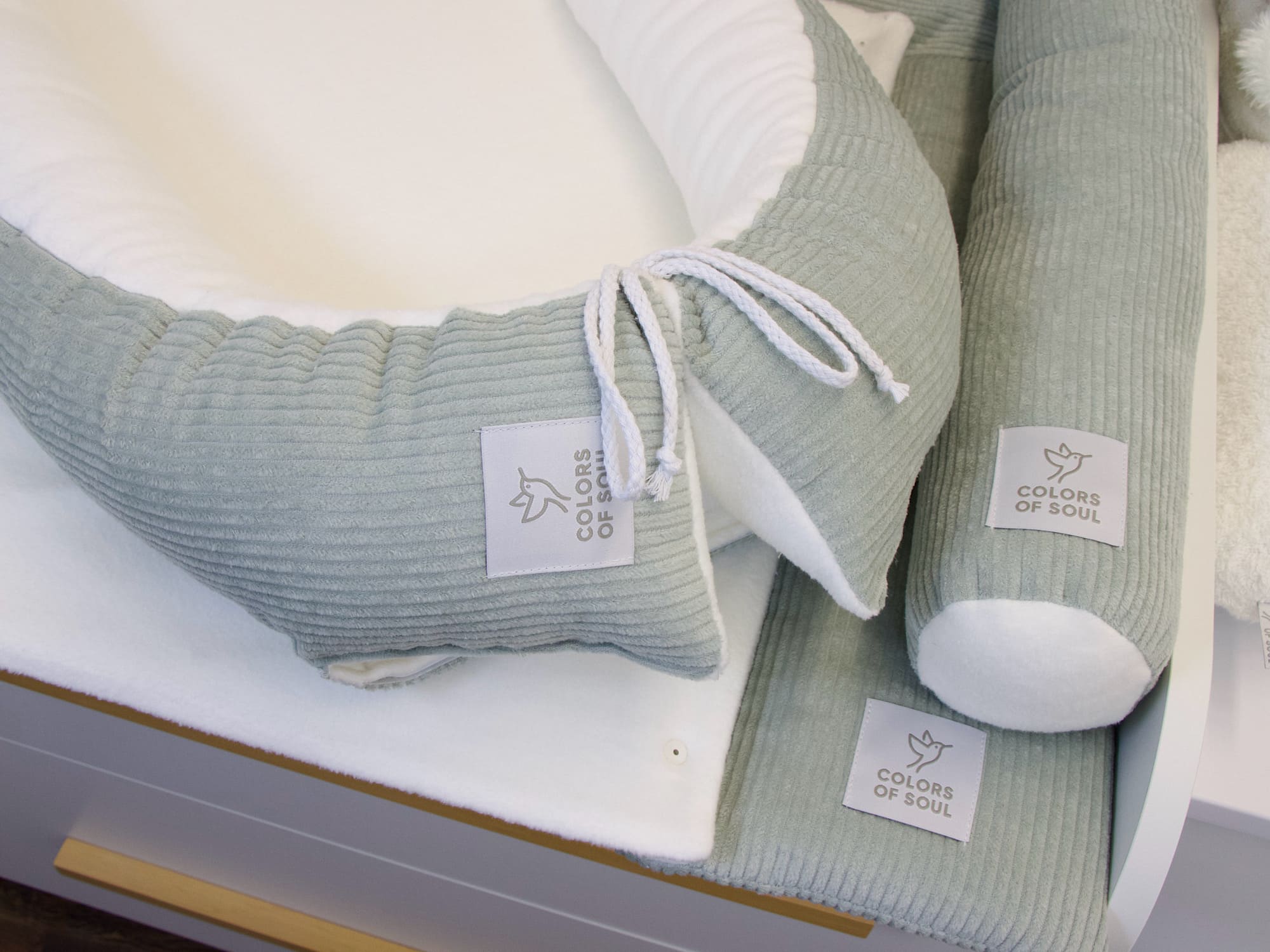 Geschlossene Wickelauflage mit Babynest und Bettschlange Cord Mint