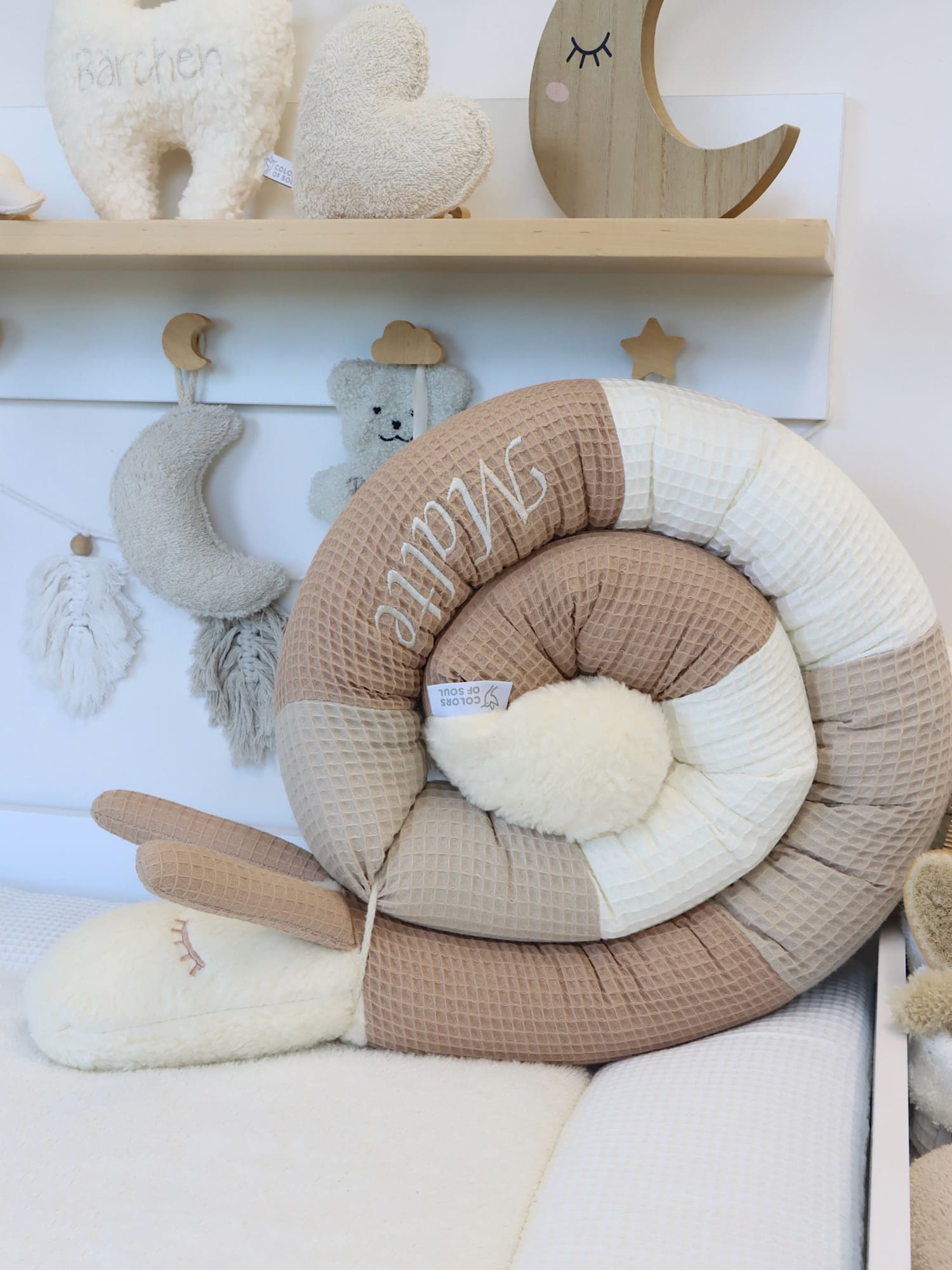 Puckschnecke Camel–Beige–Creme mit gesticktem Namen, gefertigt aus weichem Waffelpique – liebevolles Detail für das Babyzimmer.
