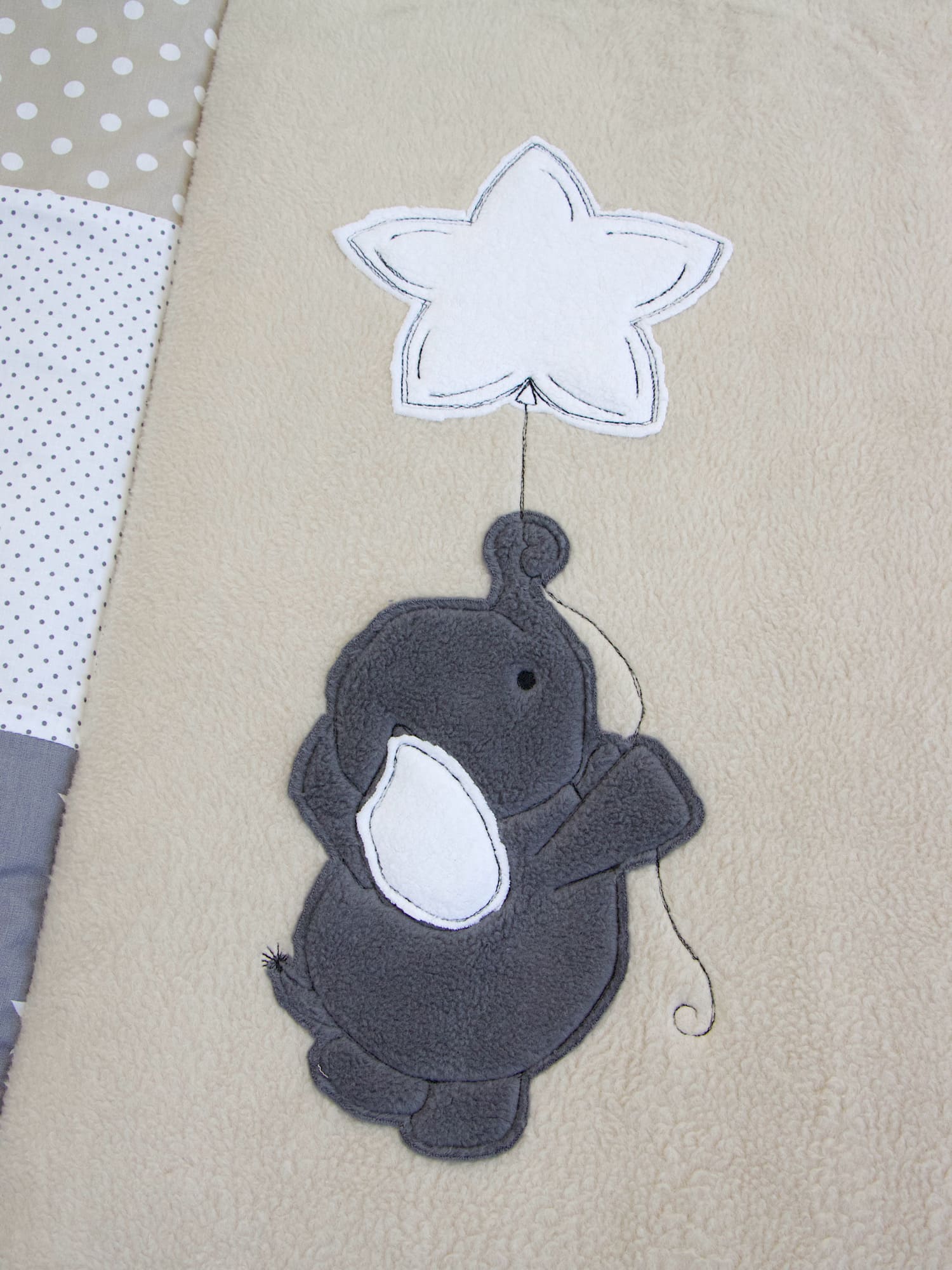 Krabbeldecke mit Namen und Datum - Elefant mit Luftballon / beige