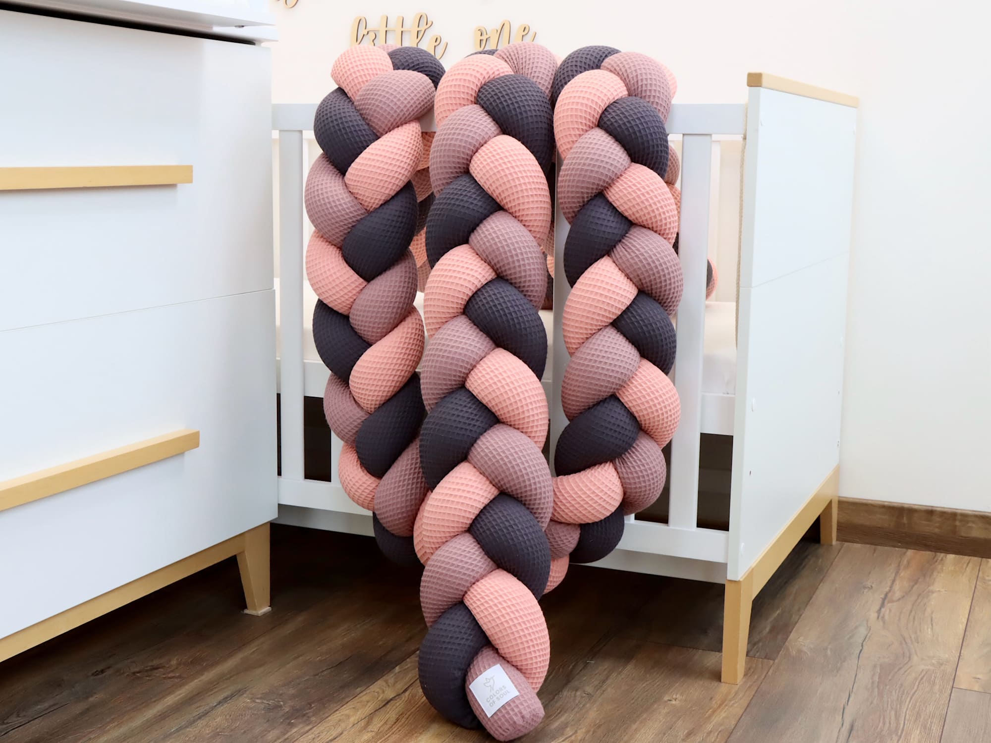 Hochwertige handgefertigte Bettschlange aus Waffelpique – sanfte Kombination Blush, Alte Malve & Dunkelgrau