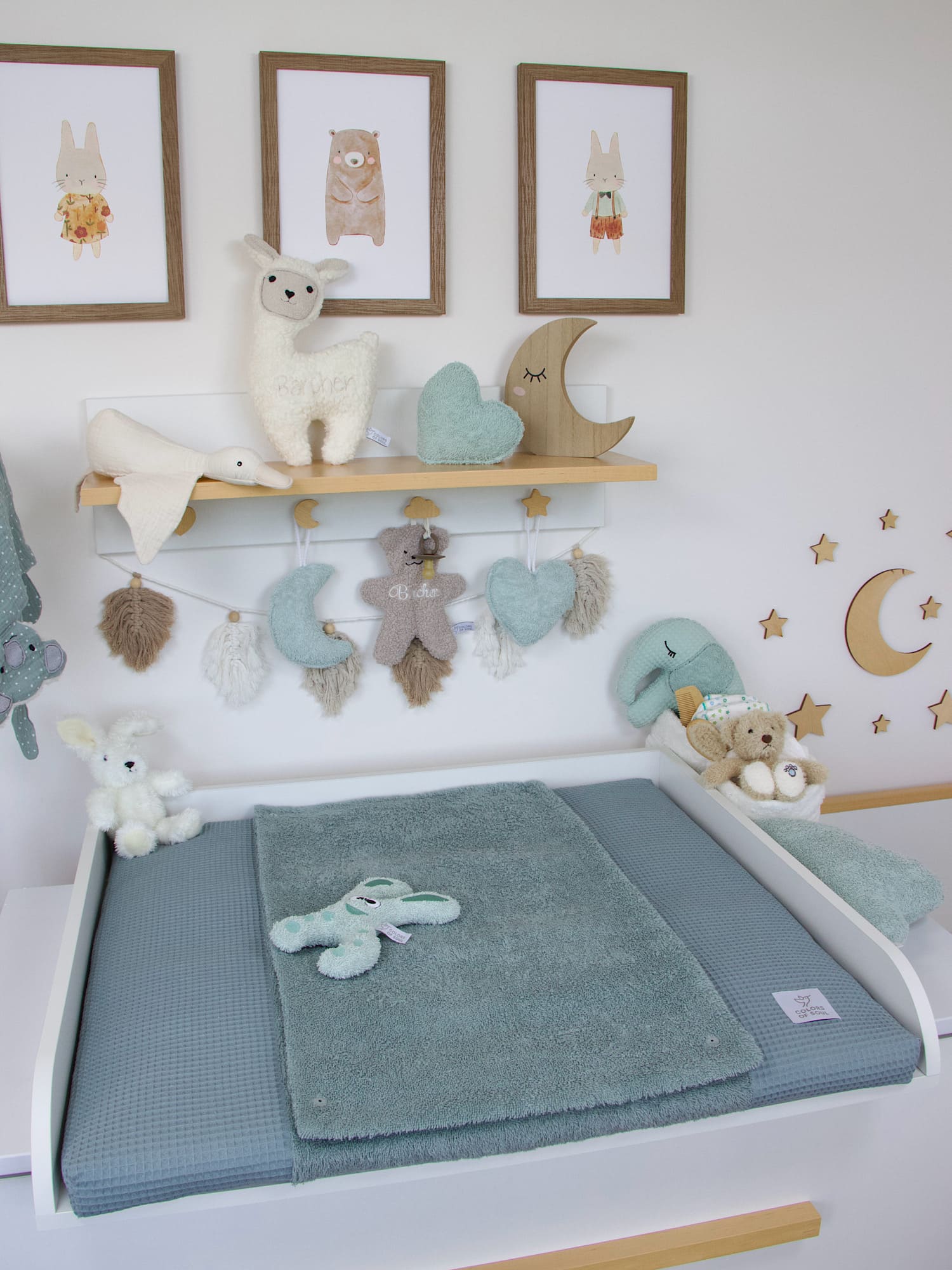 Babyzimmer in Minttönen mit Wickelauflage Dusty Altmint