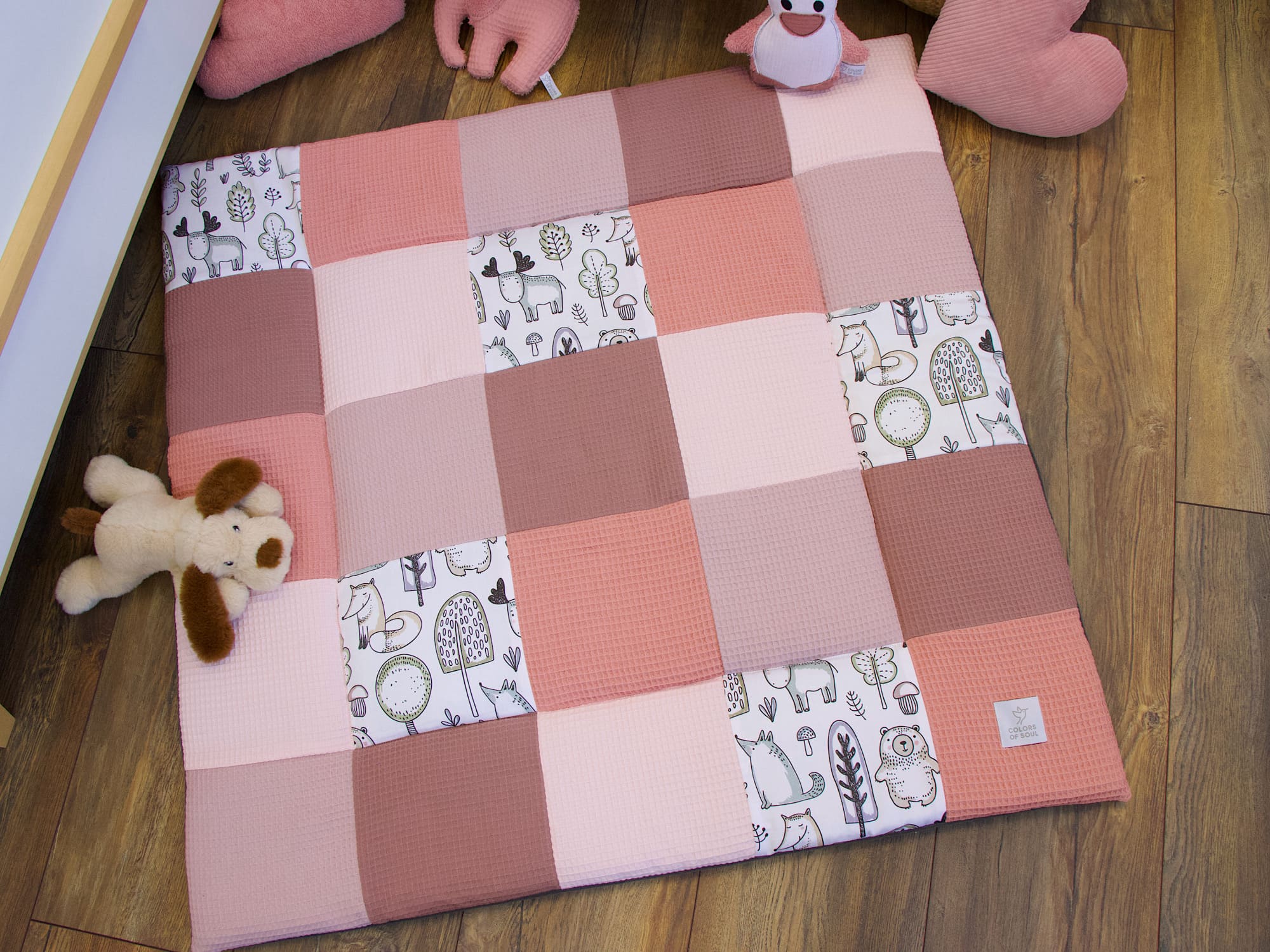 Schöne Patchwork Krabbeldecke – Waffelpique rosa / Waldfreunde für die Babyausstattung