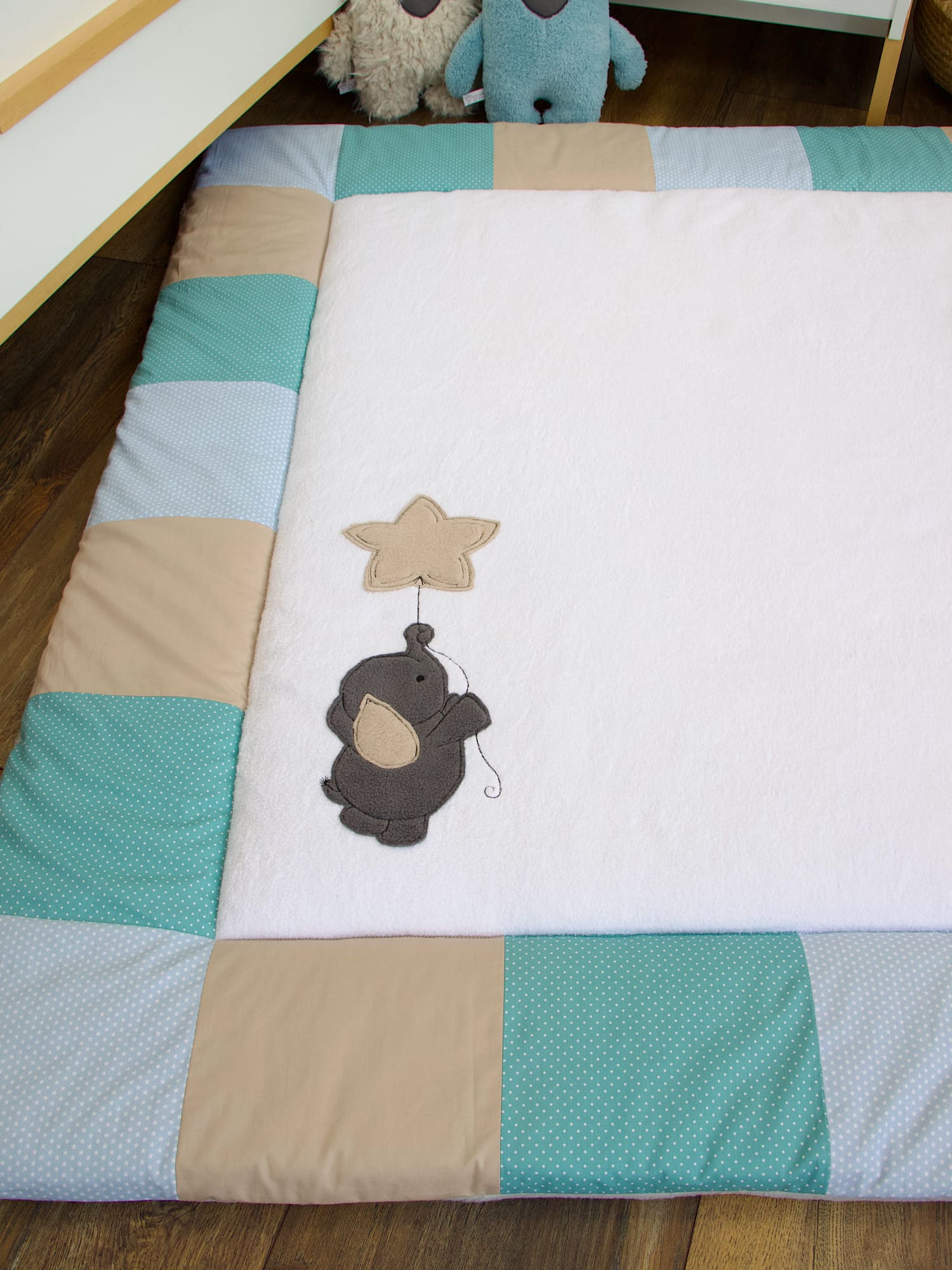 Personalisierte Krabbeldecke mit Elefant mit Luftballon / Baumwollfleece weiß