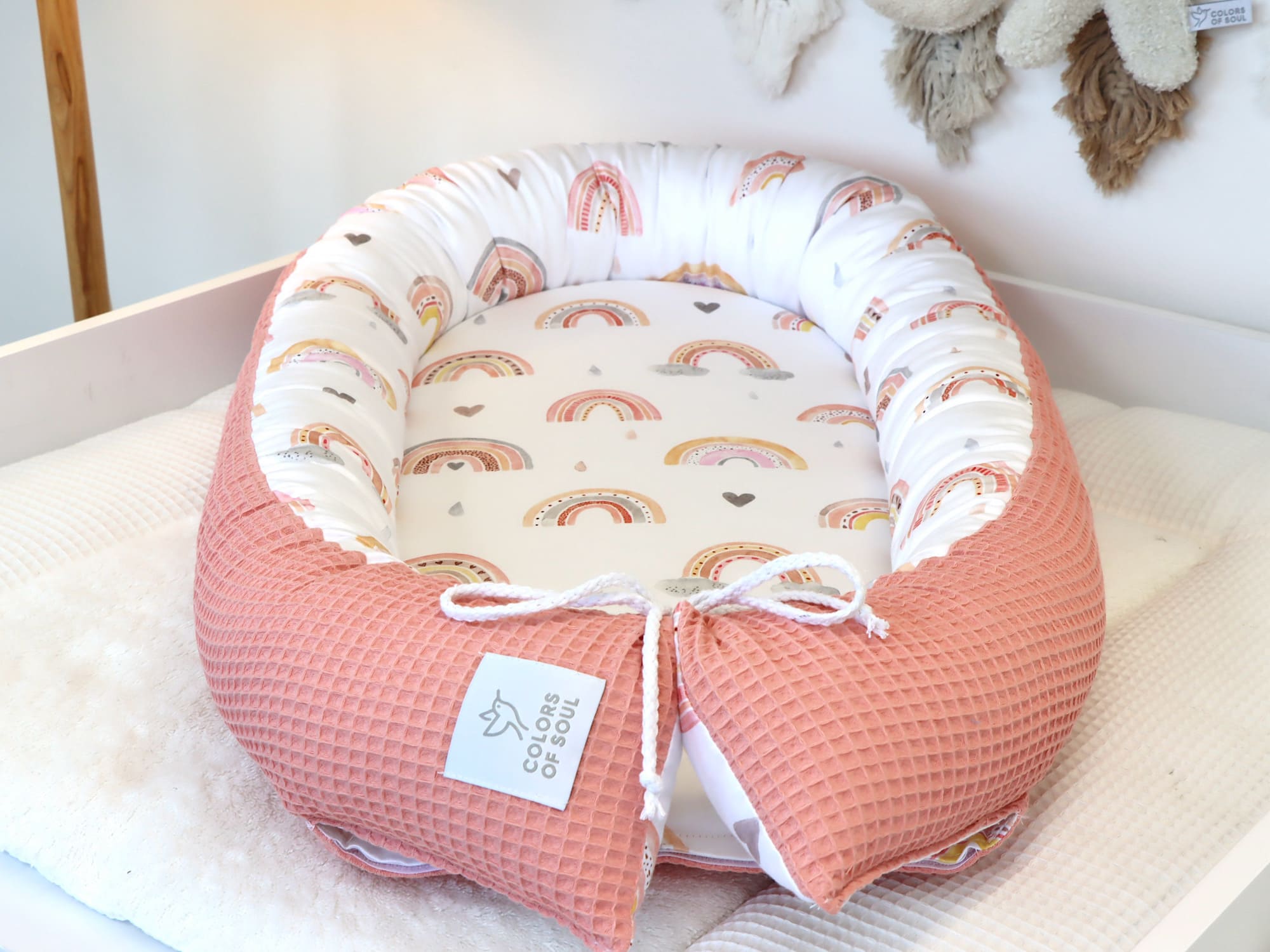 Weiches Babynestchen Regenbogen Aquarell / Waffelpique blush – liebevoll handgenäht