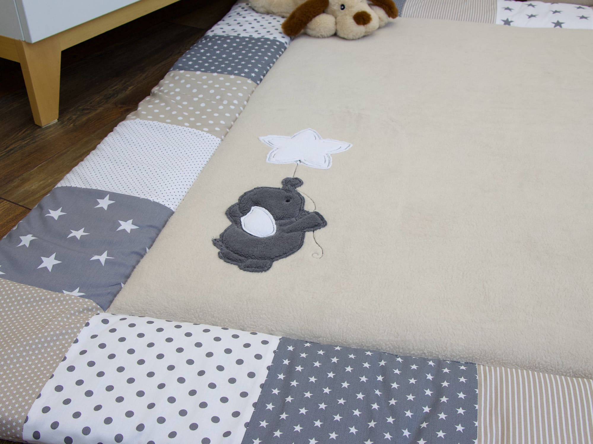 Krabbeldecke mit Namen und Datum - Elefant mit Luftballon / beige