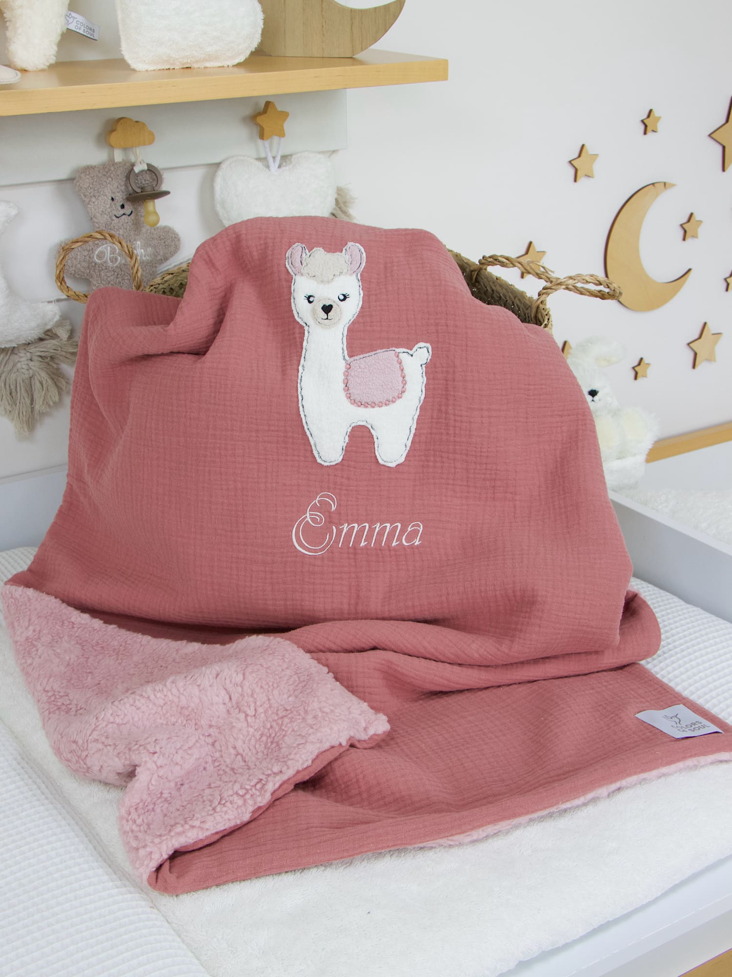 Detailfoto der handgenähten Lama-Applikation auf personalisierter Babydecke aus Musselin dusty Altrosa – bestickt mit Namen.