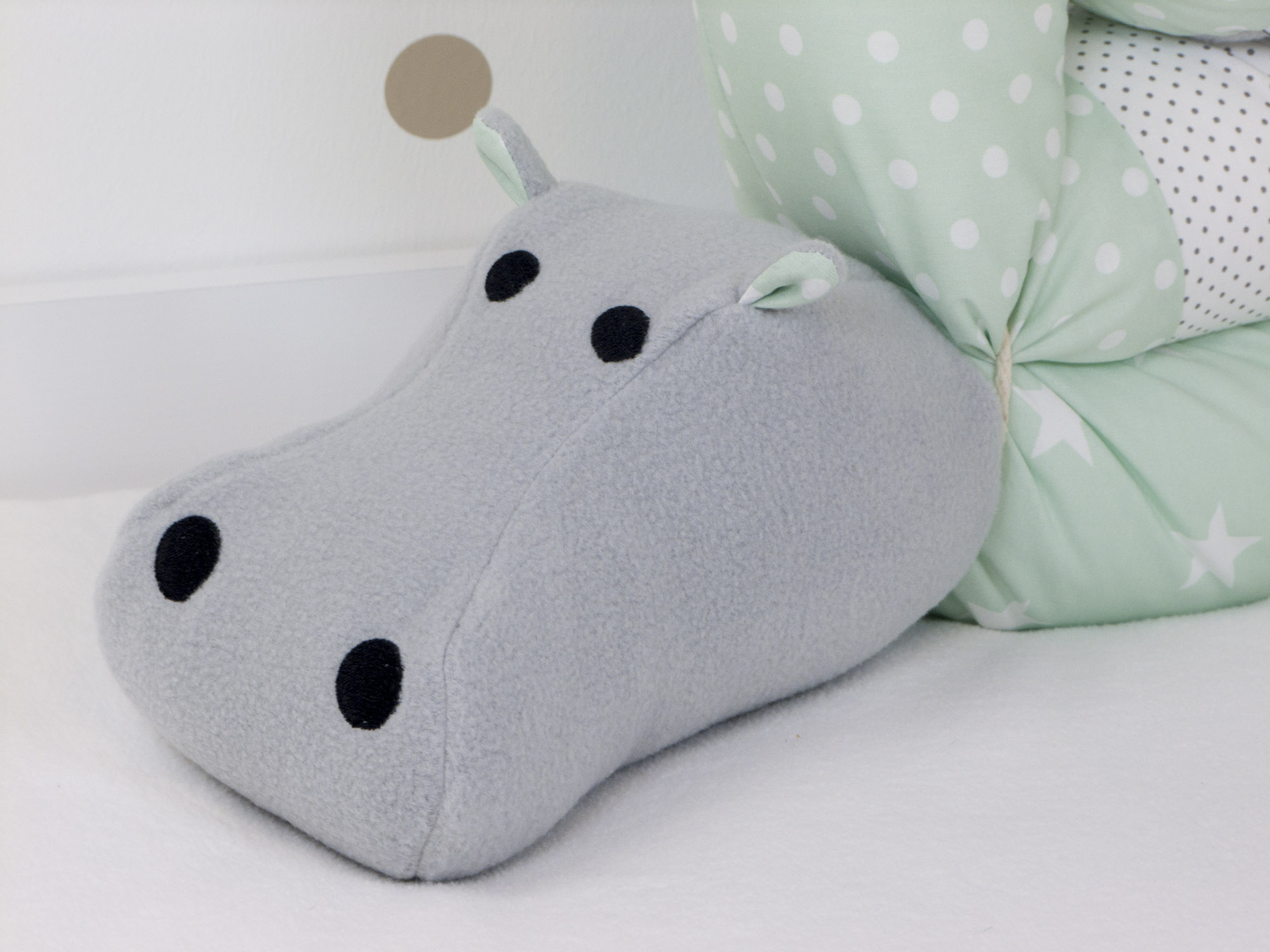 Bettschlange Nilpferd – Mint / Weiß für das Babyzimmer