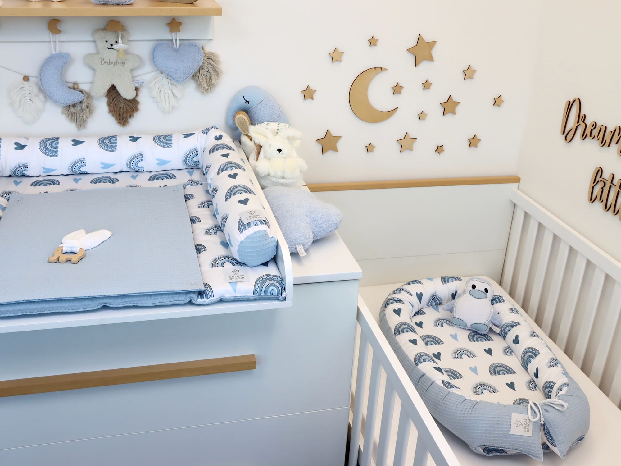 Wickelauflage mit Bettschlange und Babynest - Regenbogen und Herzen blau / Waffelpique Hellblau