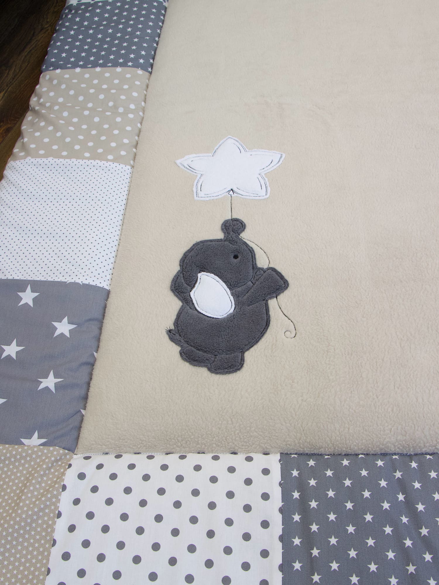 Krabbeldecke mit Namen und Datum - Elefant mit Luftballon / beige