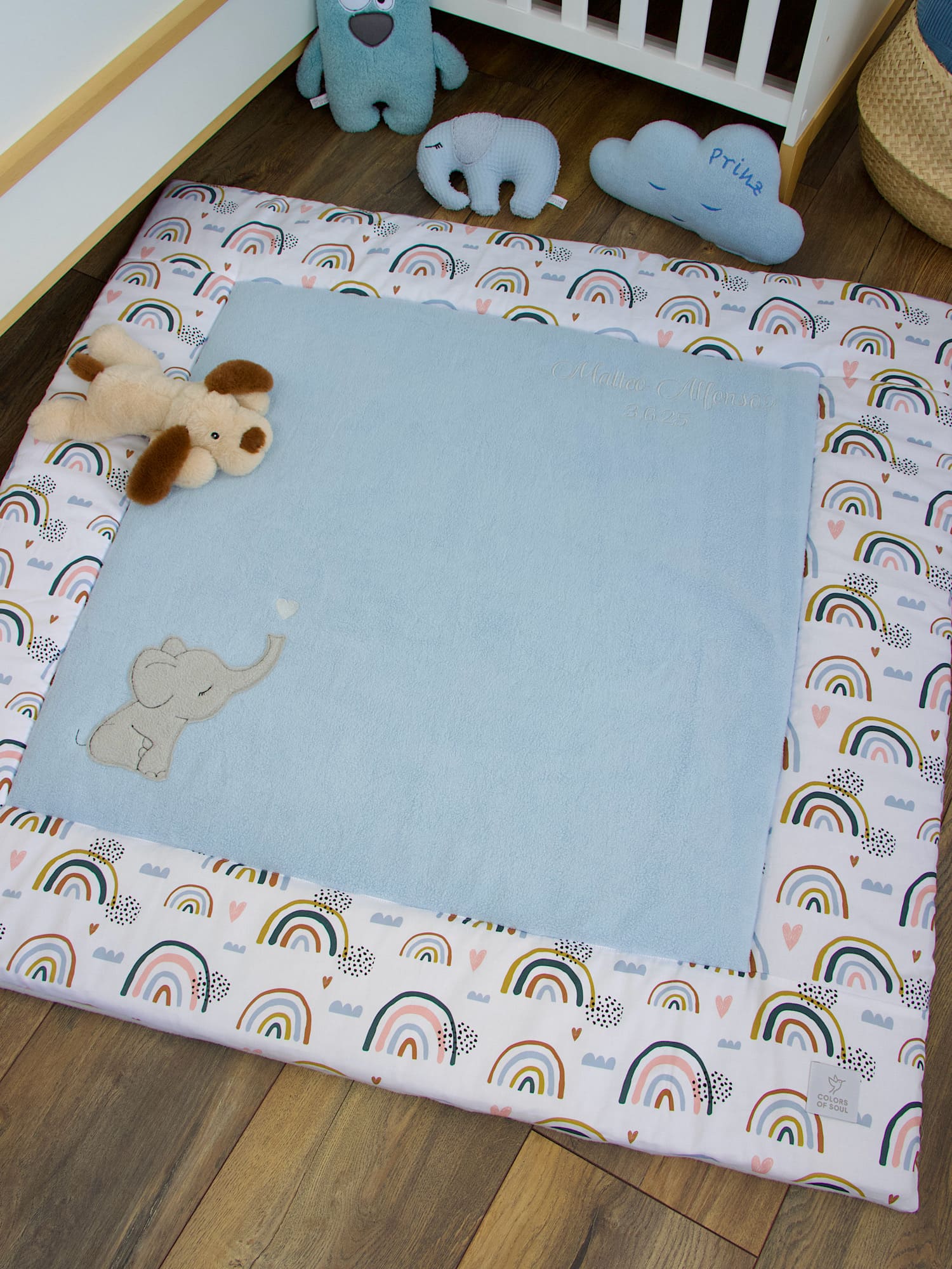 Krabbeldecke personalisiert mit Namen - Regenbogen und Herzen / Baumwollfleece blau