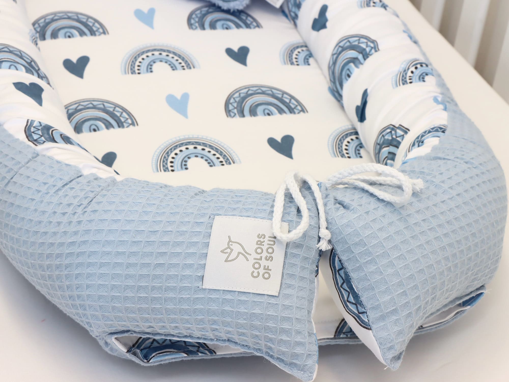 Wickelauflage mit Bettschlange und Babynest - Regenbogen und Herzen blau / Waffelpique Hellblau