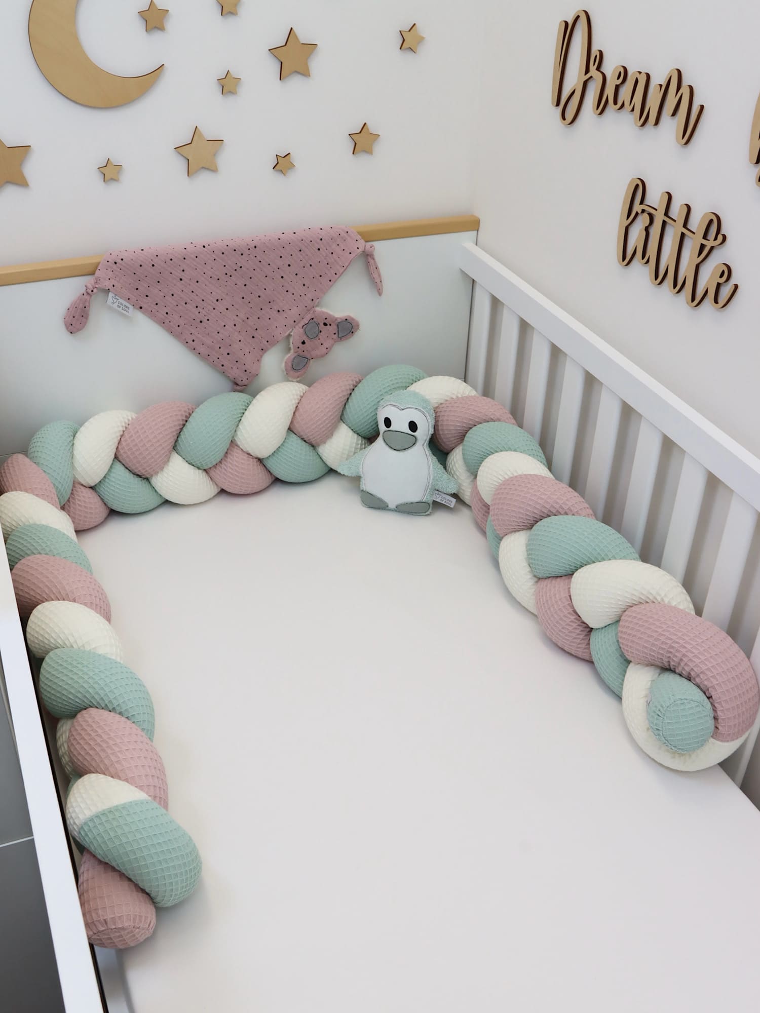 Bettumrandung für Babybett aus geflochtener Bettschlange in Altrosa, Creme und Hellmint – Blick ins Babybett
