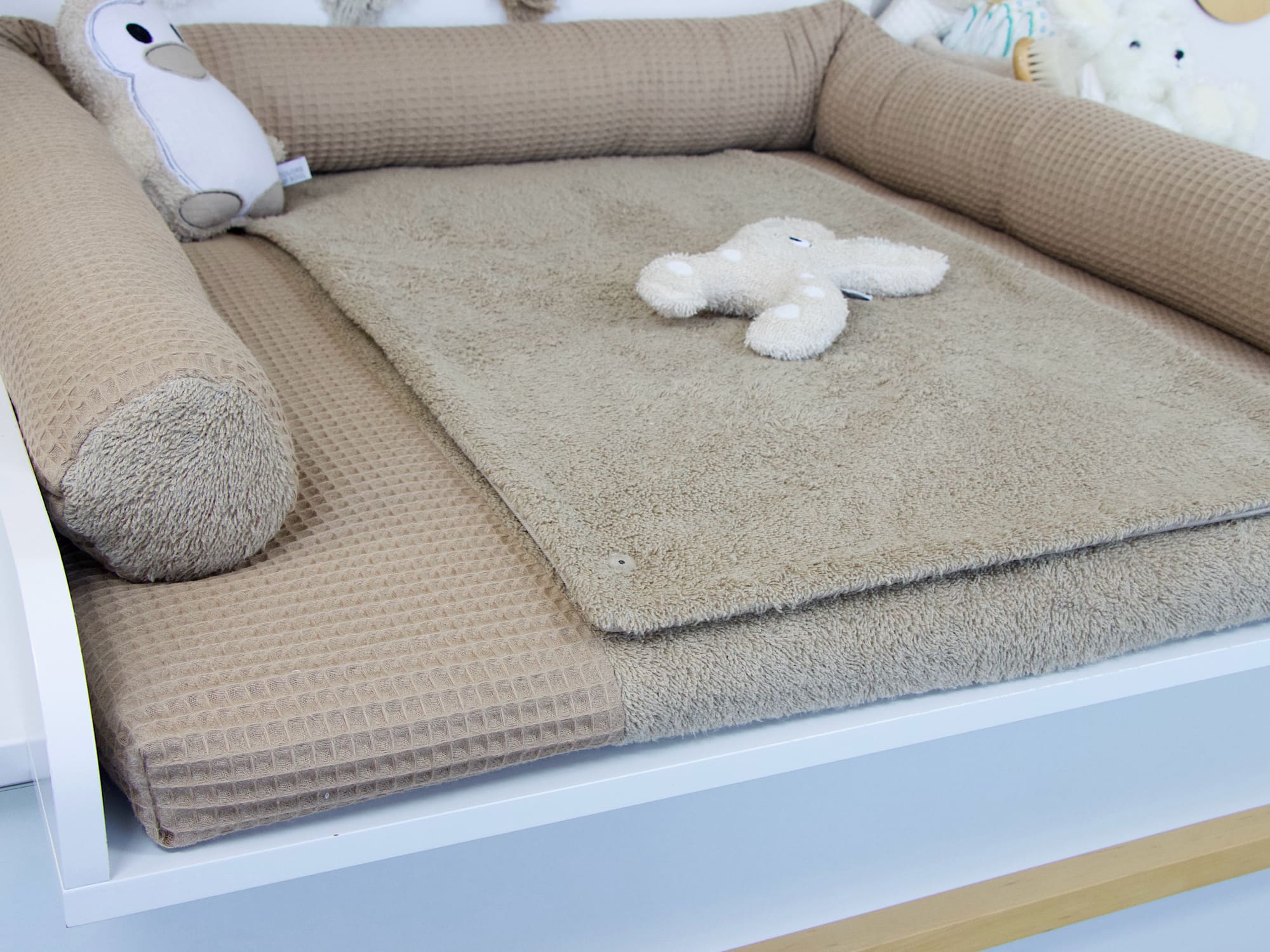 Wickelauflage mit Umrandung aus Bettschlange – handgemachtes Wickeltischauflage Set aus Waffelpique Dunkelbeige & Frottee.