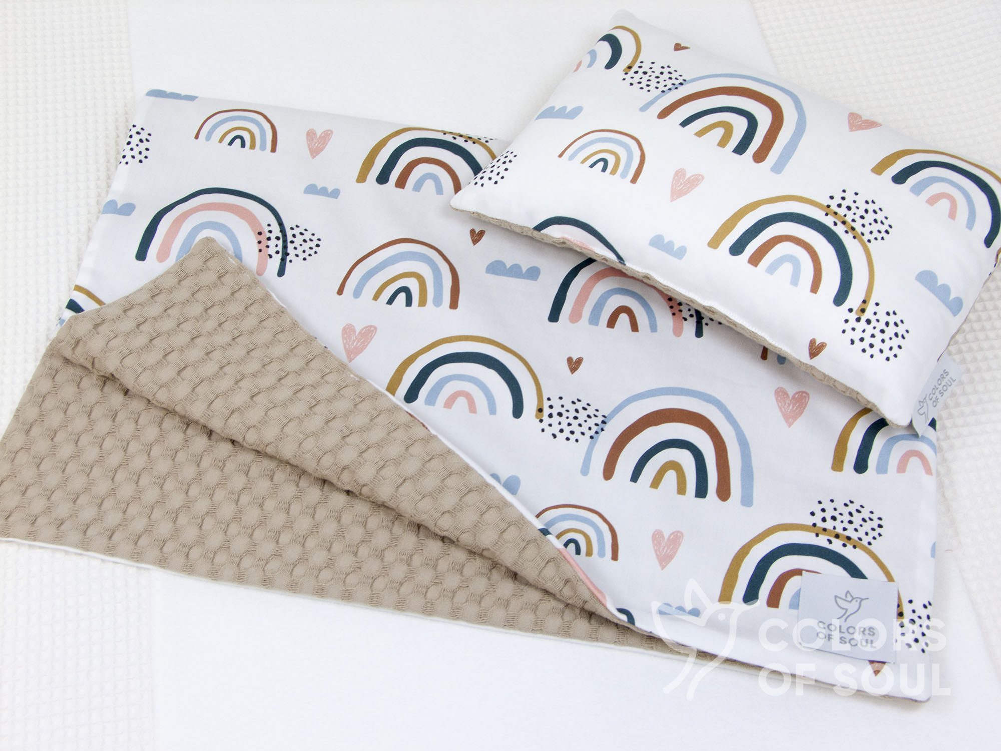 Babydecke - Regenbogen und Herzen / Waffelpique grob sand