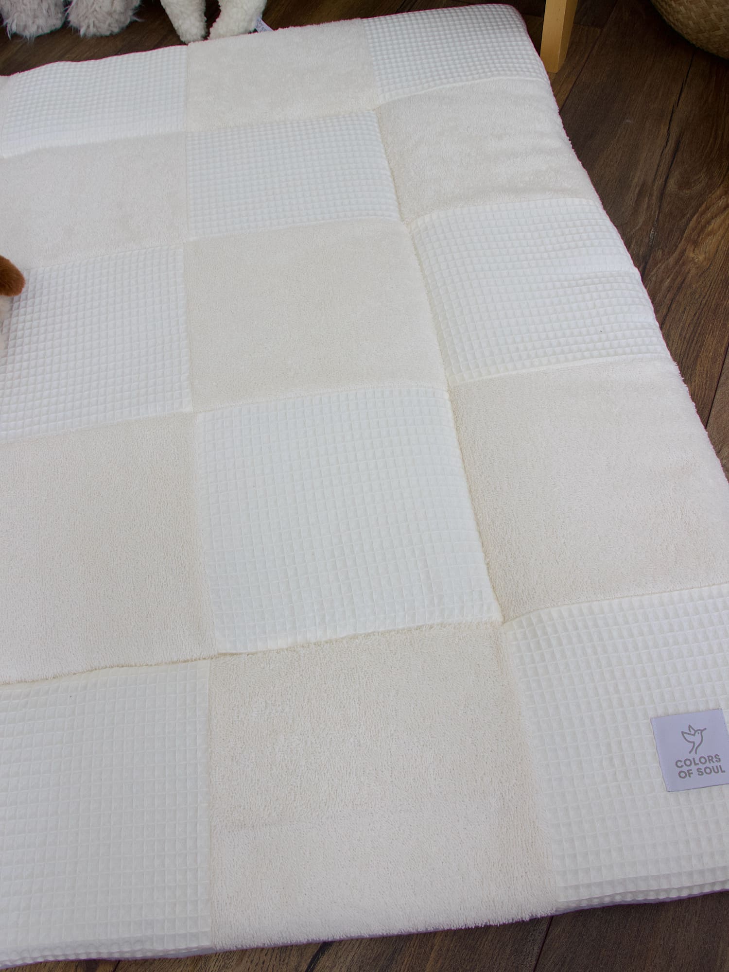 Handgemachte Patchwork Krabbeldecke in Creme als stilvolle Spielunterlage