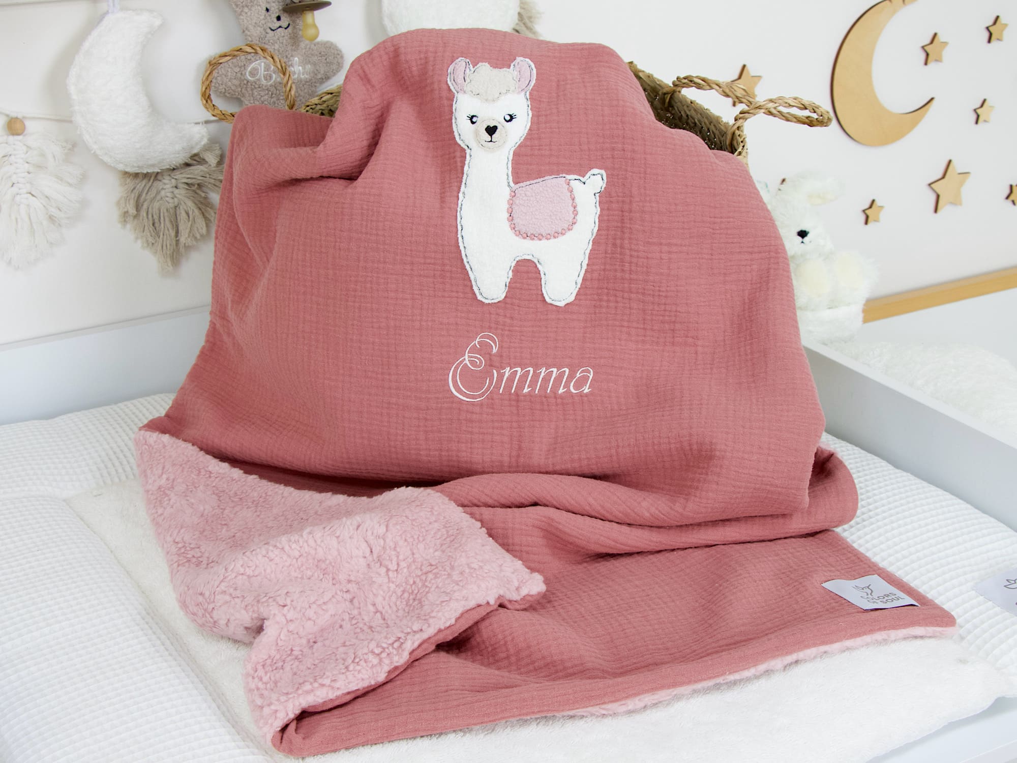 Weiche Babydecke dusty Altrosa mit besticktem Lama und Teddyplüsch-Innenseite – handgefertigte Kuscheldecke mit Namen.