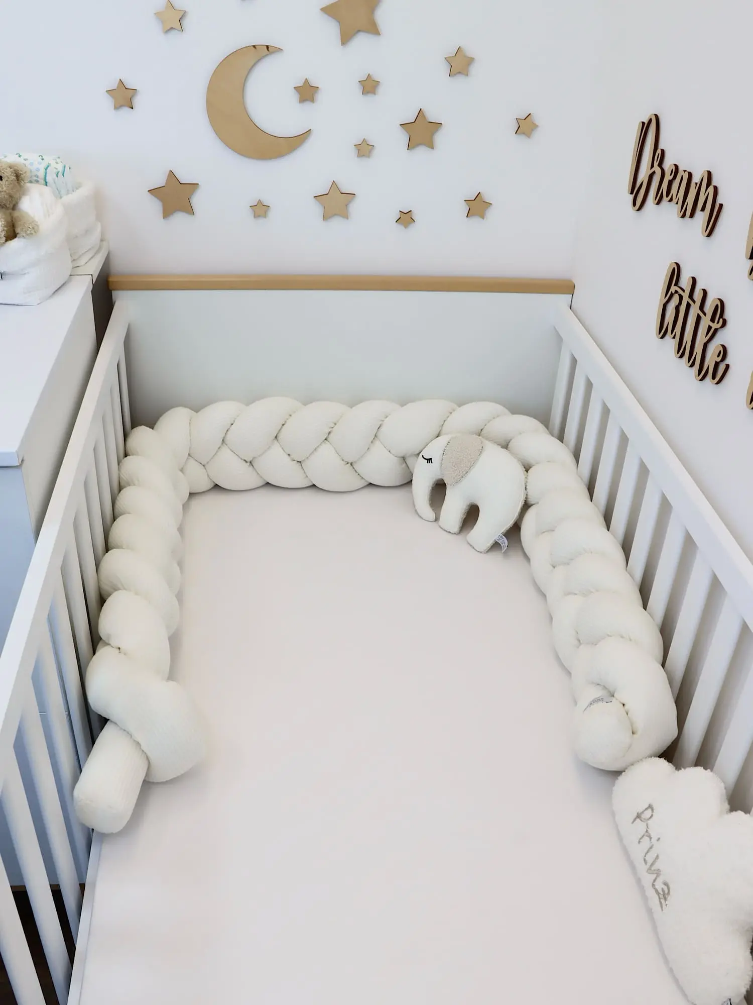 Bettschlange Cord Creme in natürlichem Babyzimmer
