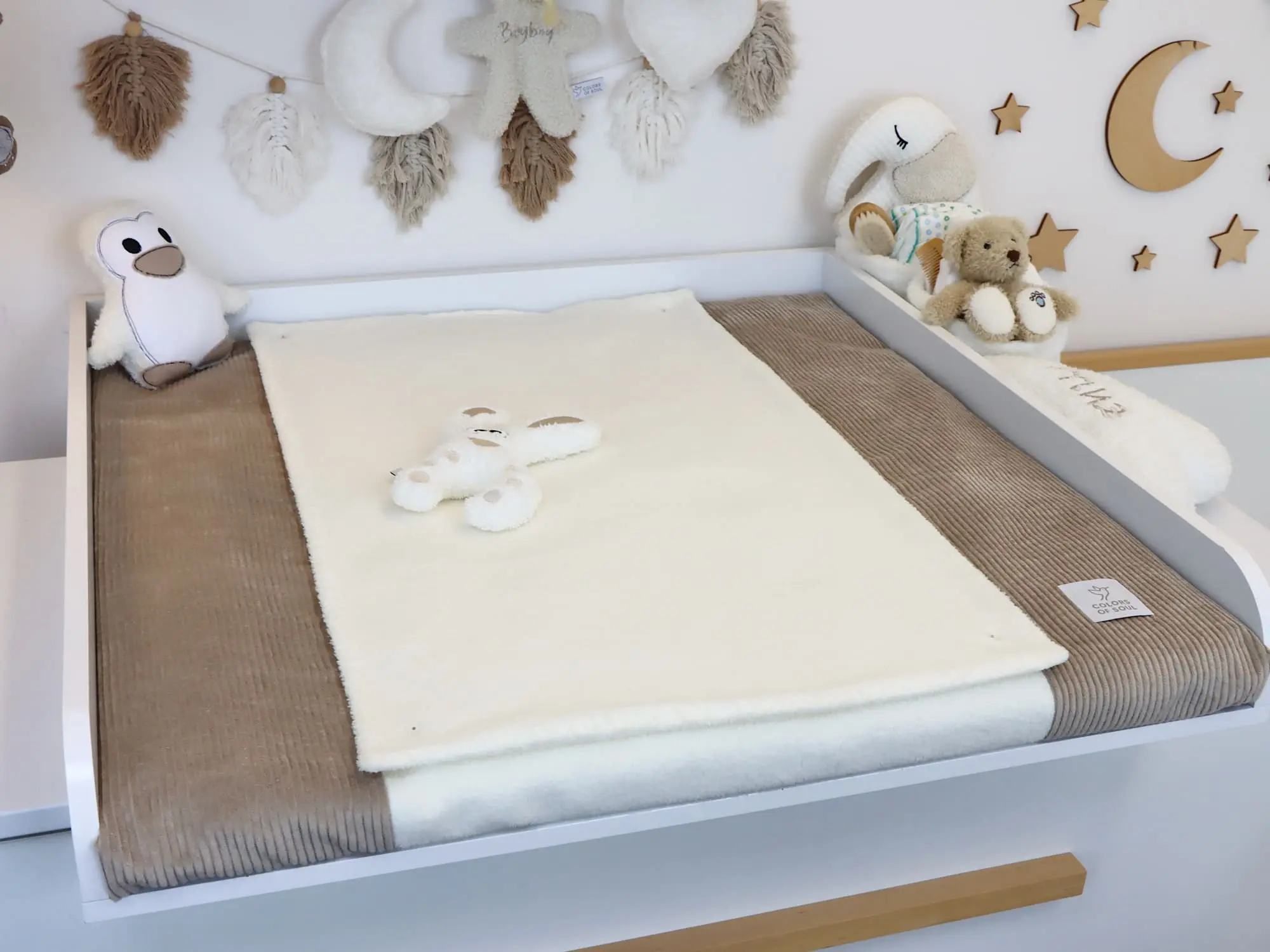 Natürliche Wickelauflage mit Bezug für warmes Babyzimmer