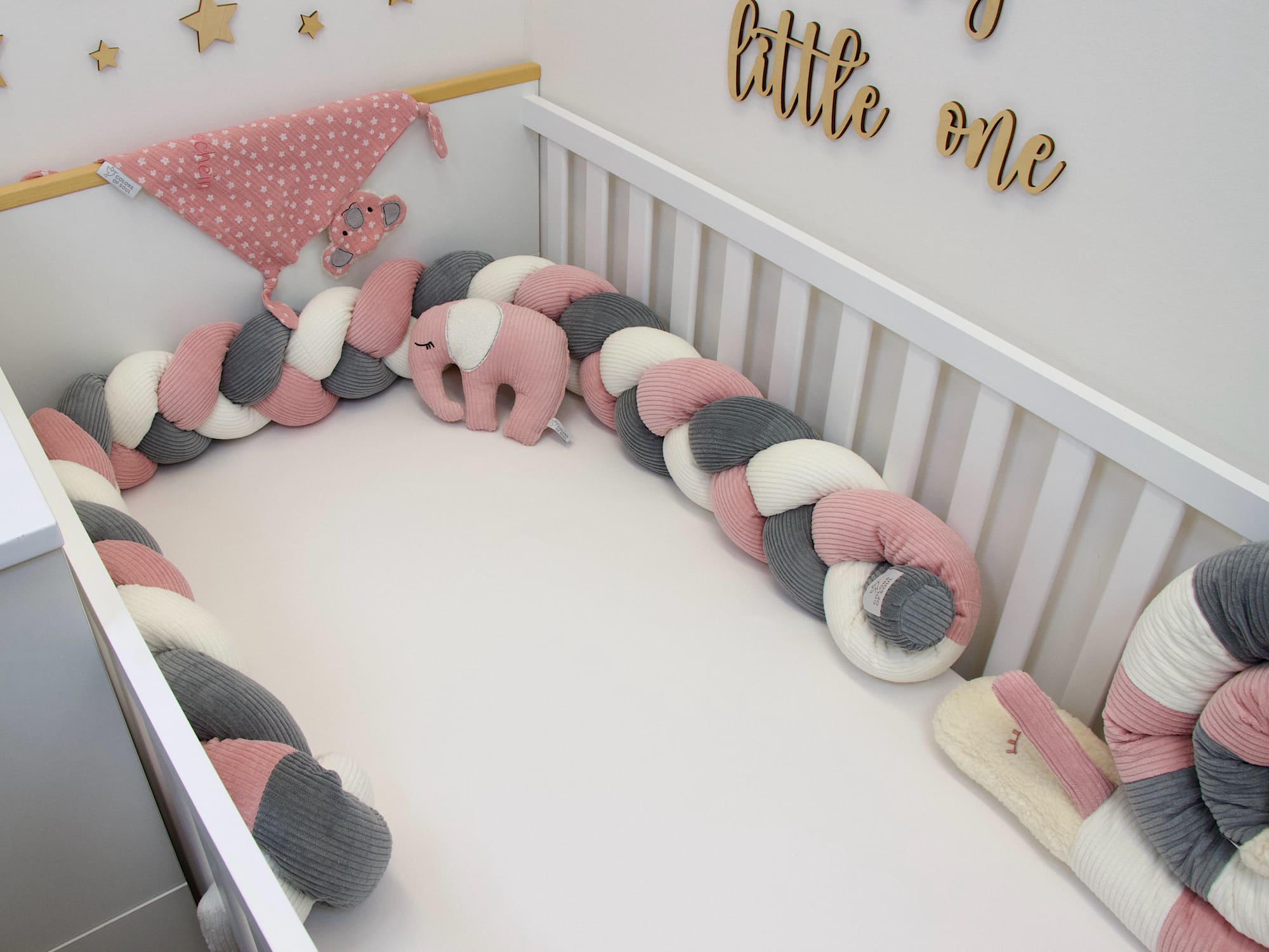 Geflochtene Bettschlange als Bettumrandung im Babybett in Creme, Altrosa und Grau