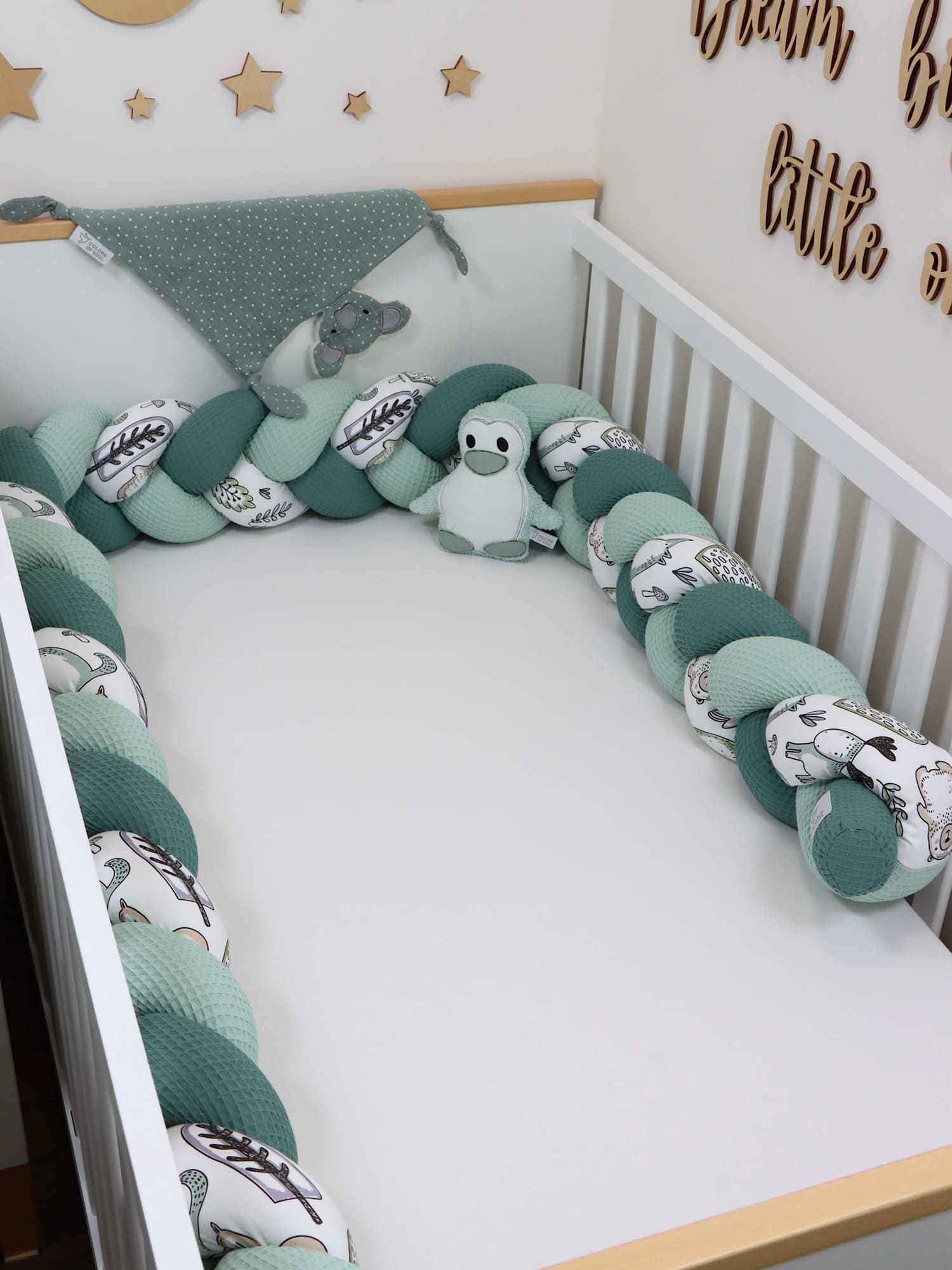 Babybett mit geflochtener Bettschlange Waldfreunde – natürliche Grüntöne Hellmint & Altgrün