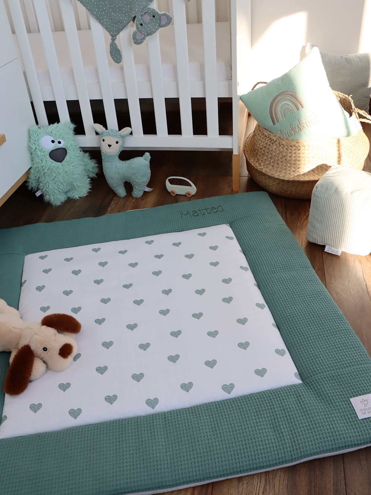 Personalisierte Krabbeldecke, schön – mit Namen und Datum – Herzen altgrün / Waffelpique altgrün für die Babyausstattung
