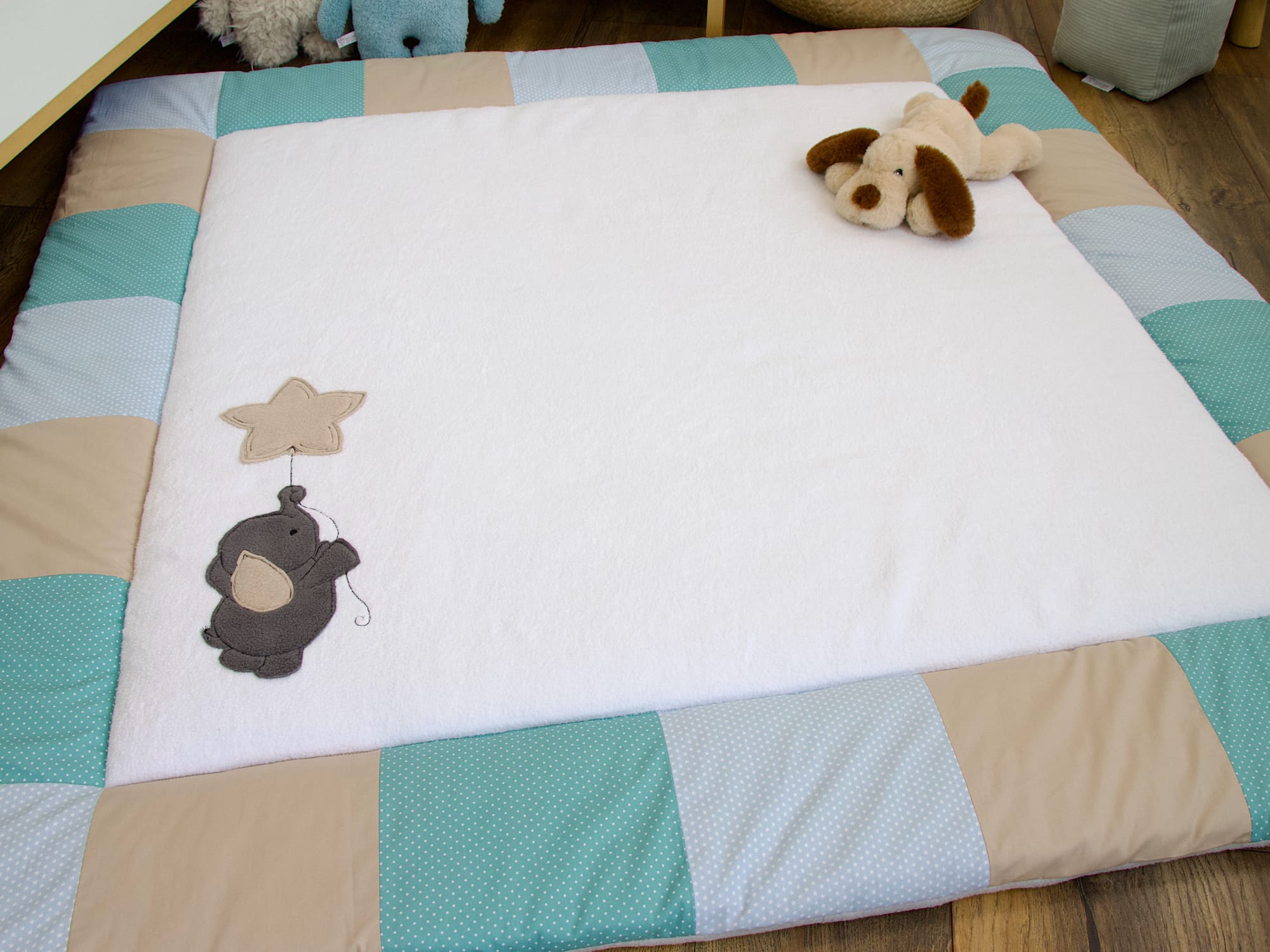 Personalisierte Krabbeldecke mit Elefant mit Luftballon / Baumwollfleece weiß
