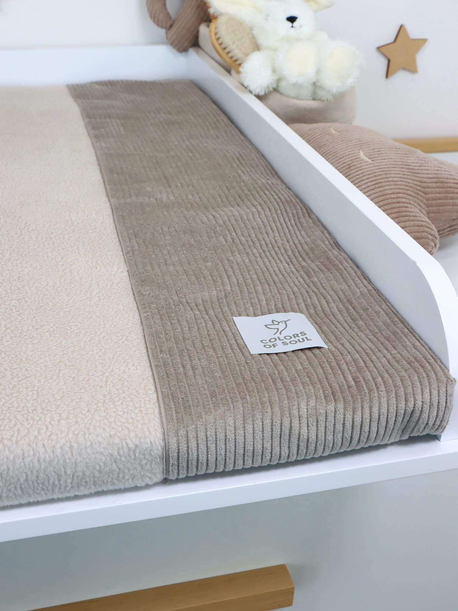 Handgemachte Wickelauflage mit abnehmbarem Cord-Bezug in Beige – weiche Fleecefläche für höchsten Babykomfort.