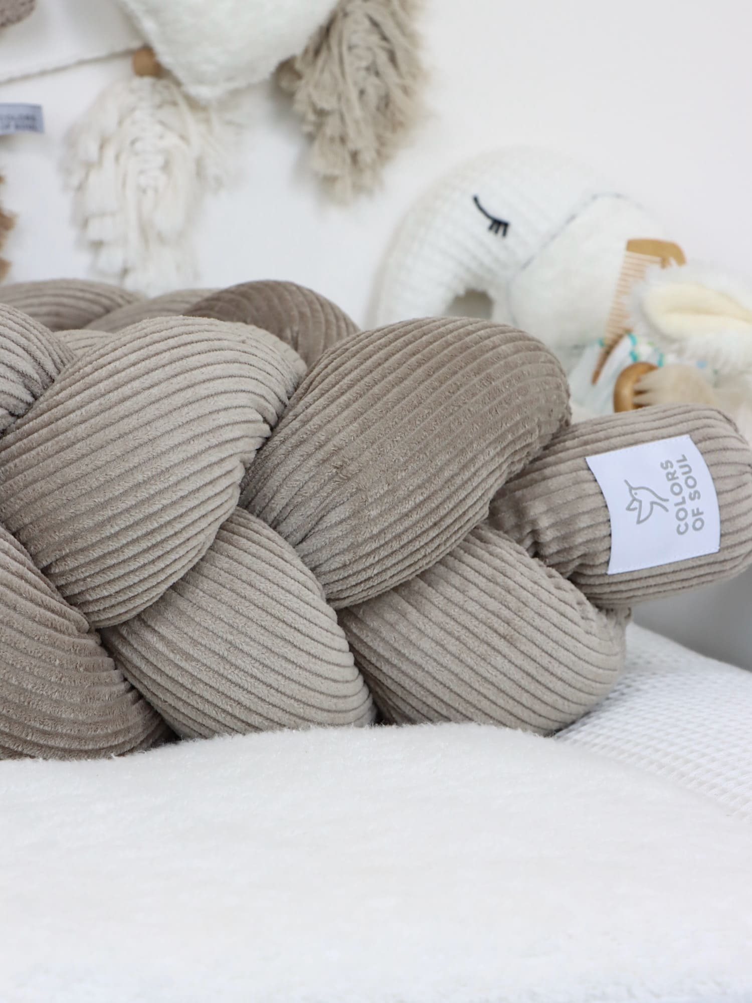 Bettschlange Cord Beige – handgefertigt mit feiner Rippenstruktur auf weißer Decke