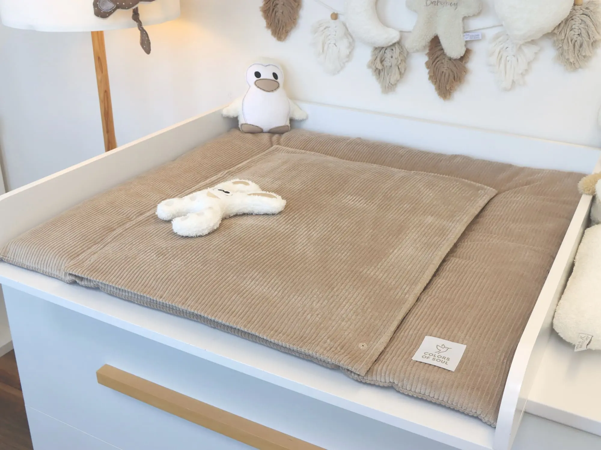 Personalisierbare Wickelauflage aus Cord Beige mit austauschbarer Wechselauflage im natürlichen Babyzimmer