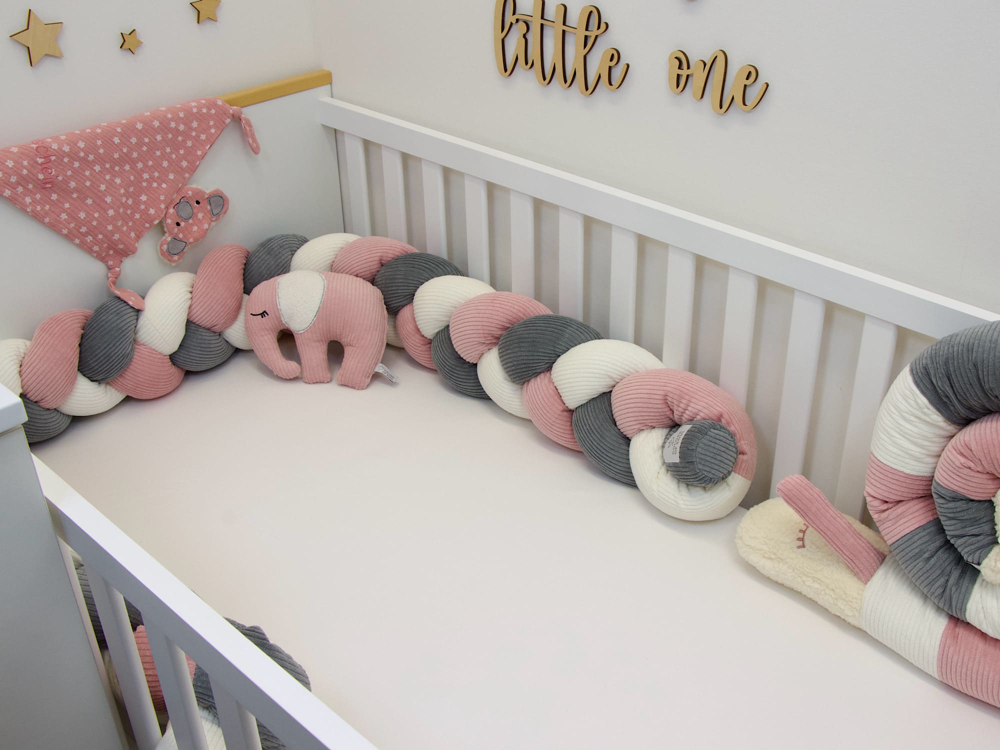 Dekorative Bettschlange aus Cord in Creme, Altrosa und Grau im Kinderzimmer