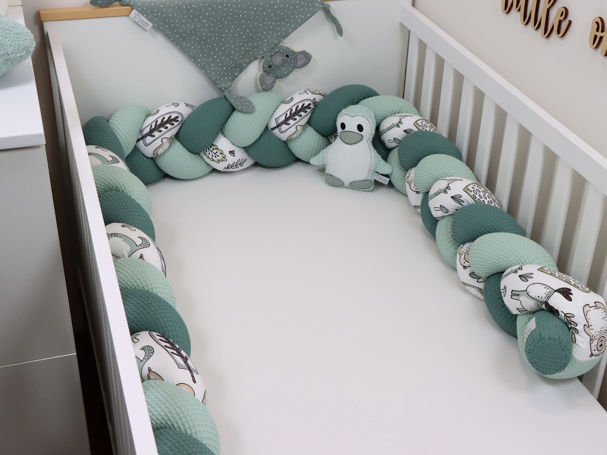 Bettschlange aus Baumwolle Hellmint & Altgrün – handgefertigter Rundumschutz fürs Babybett