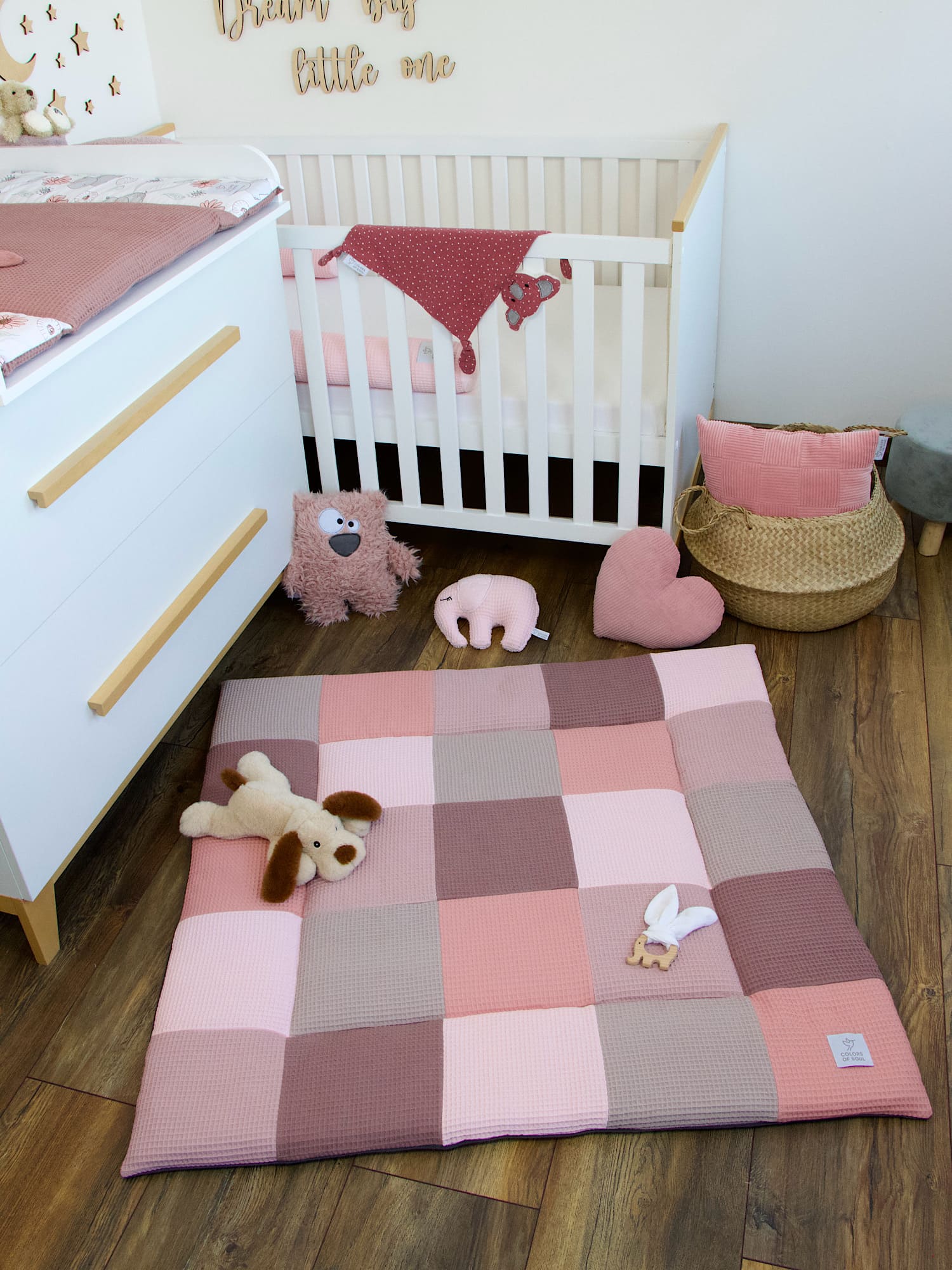 Personalisierte Waffelpique Krabbeldecke für Babys – Patchwork Design in Hellrosa, Altrosa und Malve