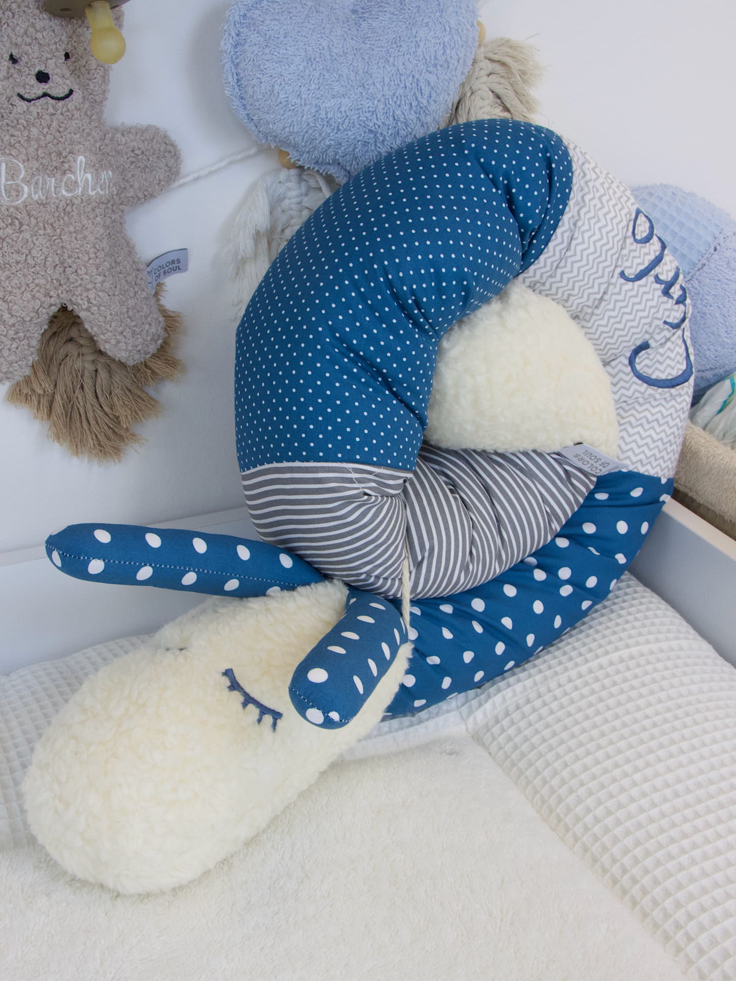 Bettschlange Blau Grau mit Teddyplüsch-Kopf – handmade Babyzimmer-Deko