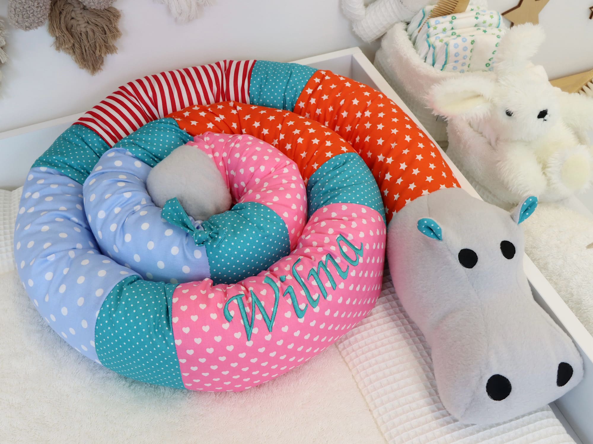 Farbenfrohe Bettschlange Nilpferd Orange Pink Rot Blau – kuschelige Babybettumrandung mit personalisierter Stickerei
