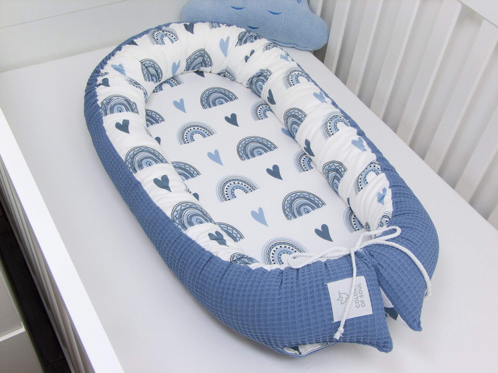 3-er SET - Wickelauflage, Bettschlange, Babynest - Regenbogen und Herzen blau / Waffelpique blau