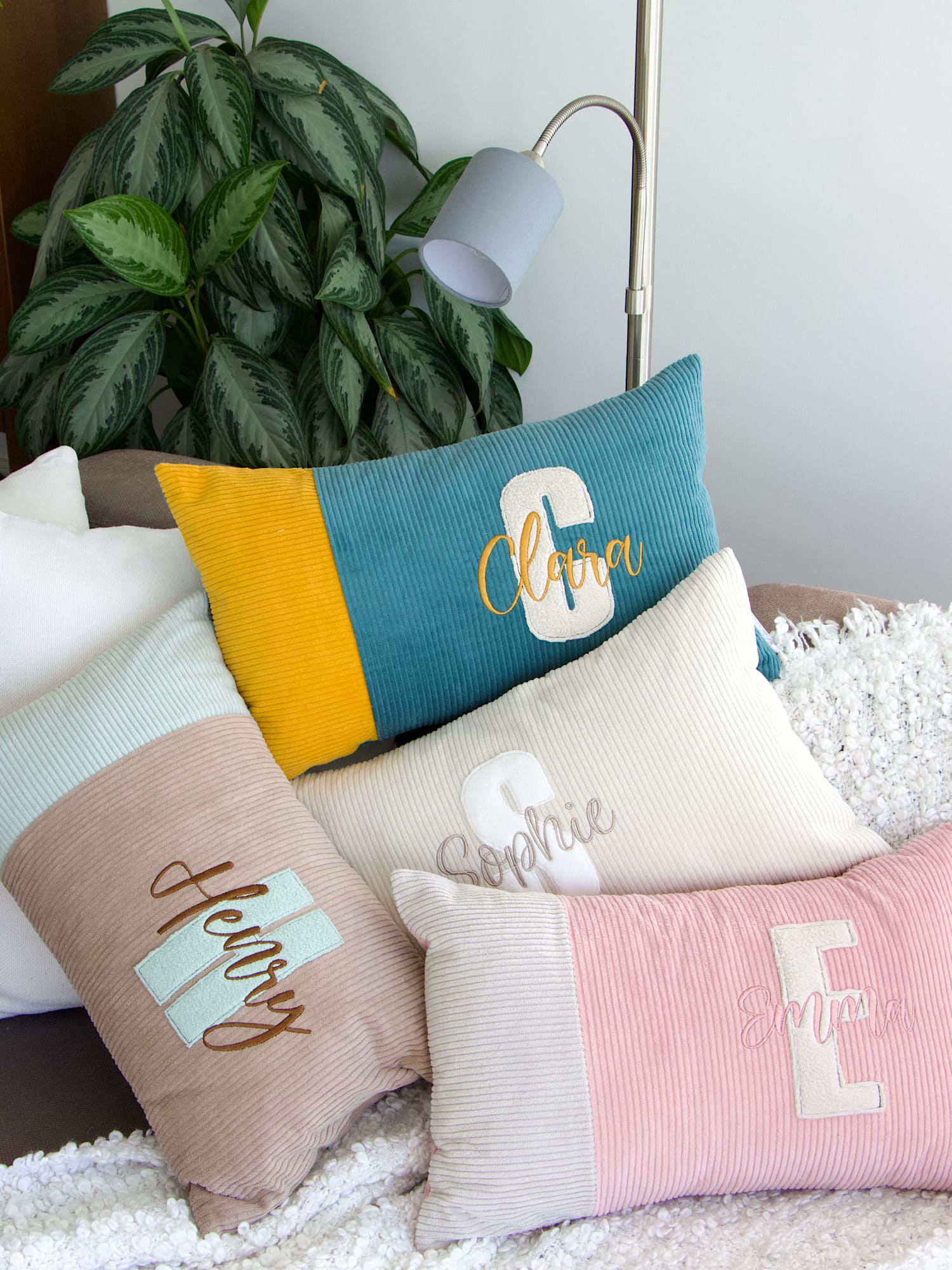 Personalisiertes Dekokissen aus Cord in Türkis und Gelb mit Buchstabe C – Sofa Kissen mit Name