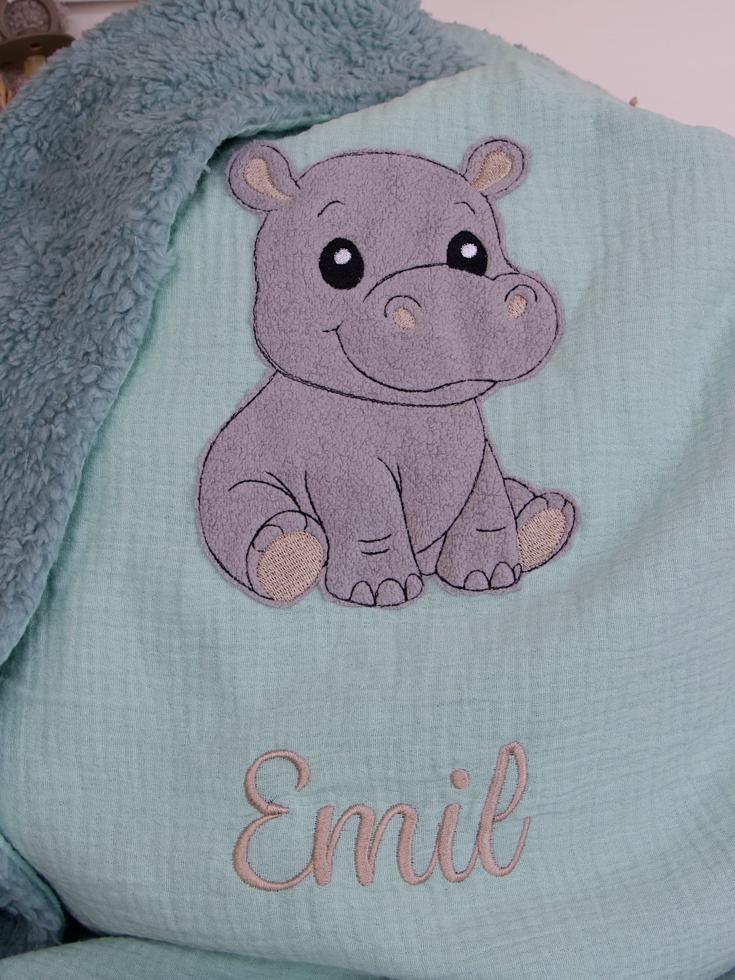 Süße Nilpferd Applikation aus Baumwollfleece auf Babydecke