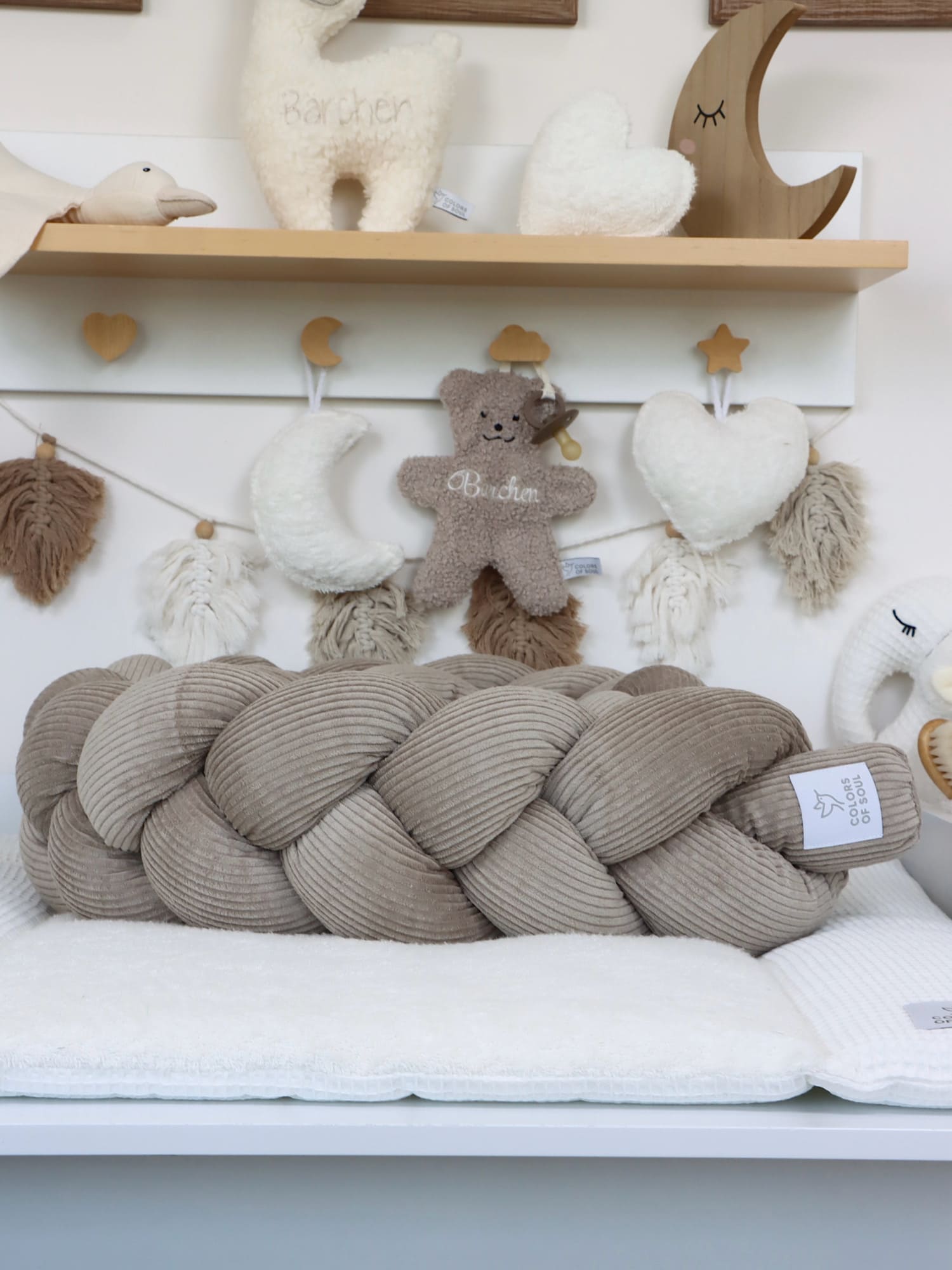Bettschlange Cord Beige – dekorativ arrangiert im Babyzimmer mit Plüsch-Deko