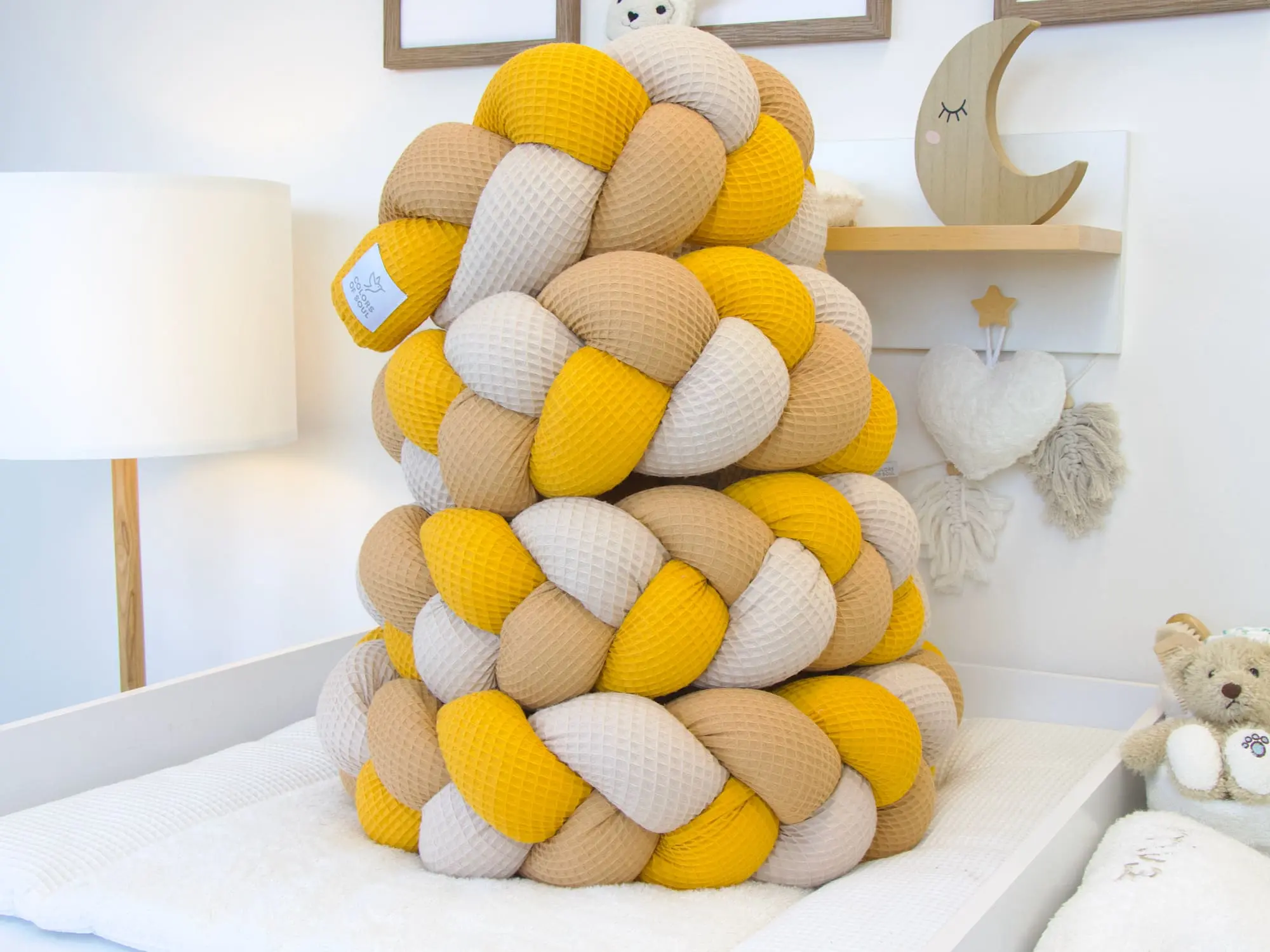 Detailaufnahme geflochtene Bettschlange aus Waffelpique in Gelb Beige und Karamell