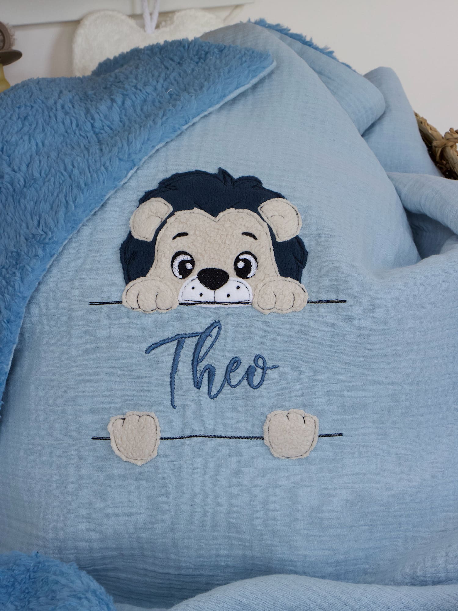 Personalisierte Babydecke in Hellblau mit Löwe und Namensstickerei – Musselin hellblau & Teddyplüsch blau