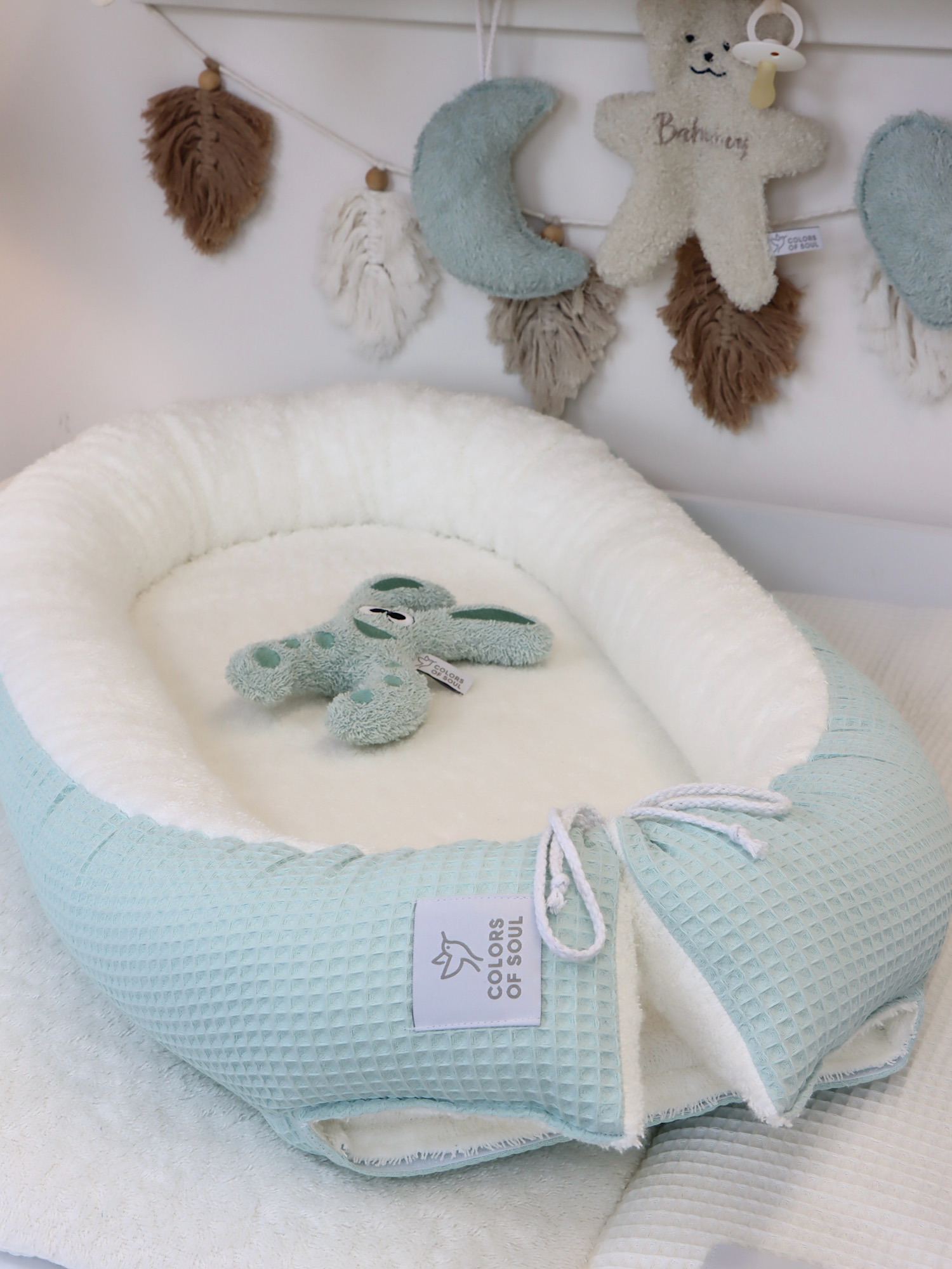 Detailaufnahme Babynest Pastellmint – strukturierter Waffelpique und kuscheliger Frottee-Bezug